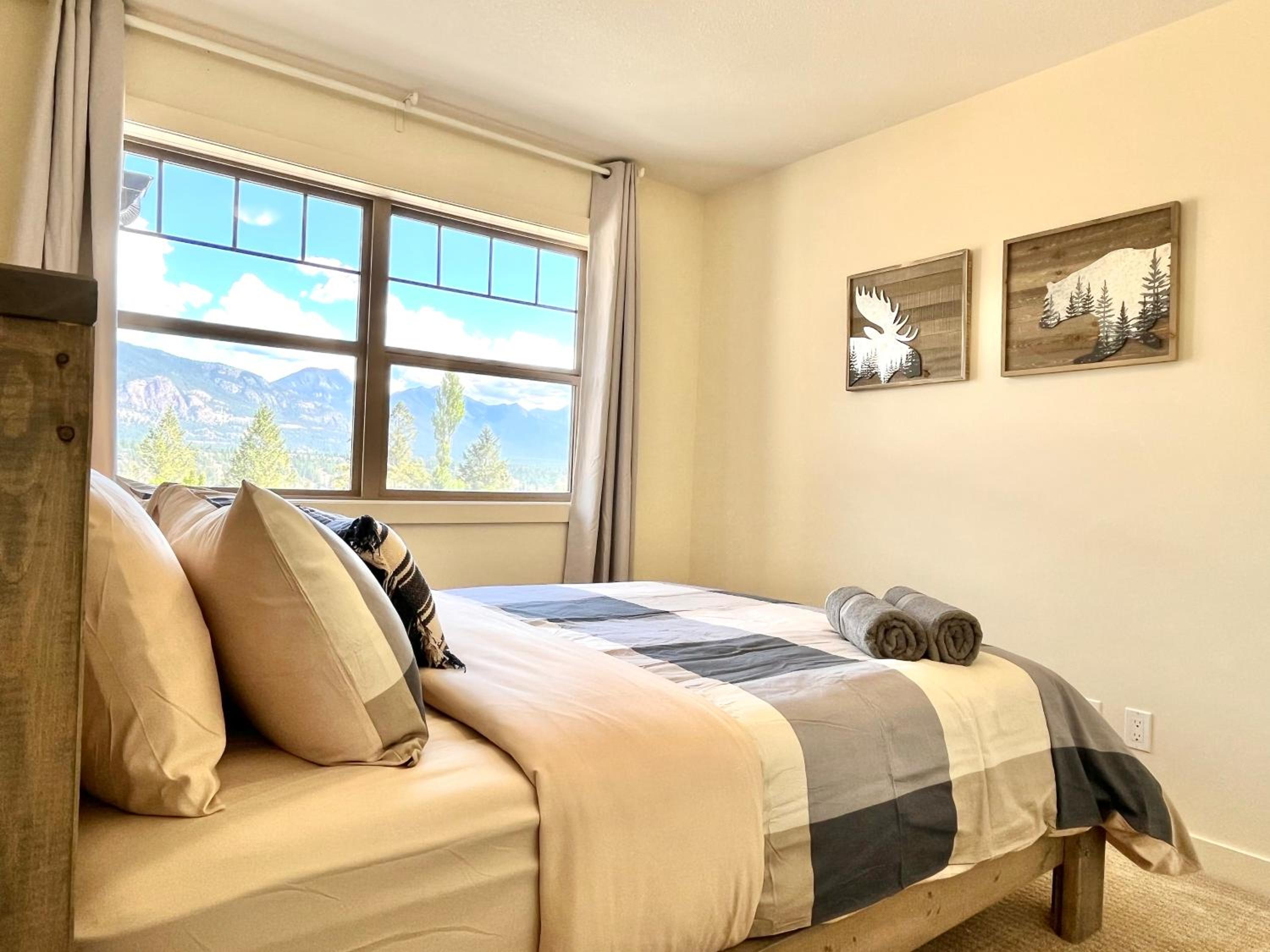 Perfect base Invermere 3bd townhouse mt views with garage