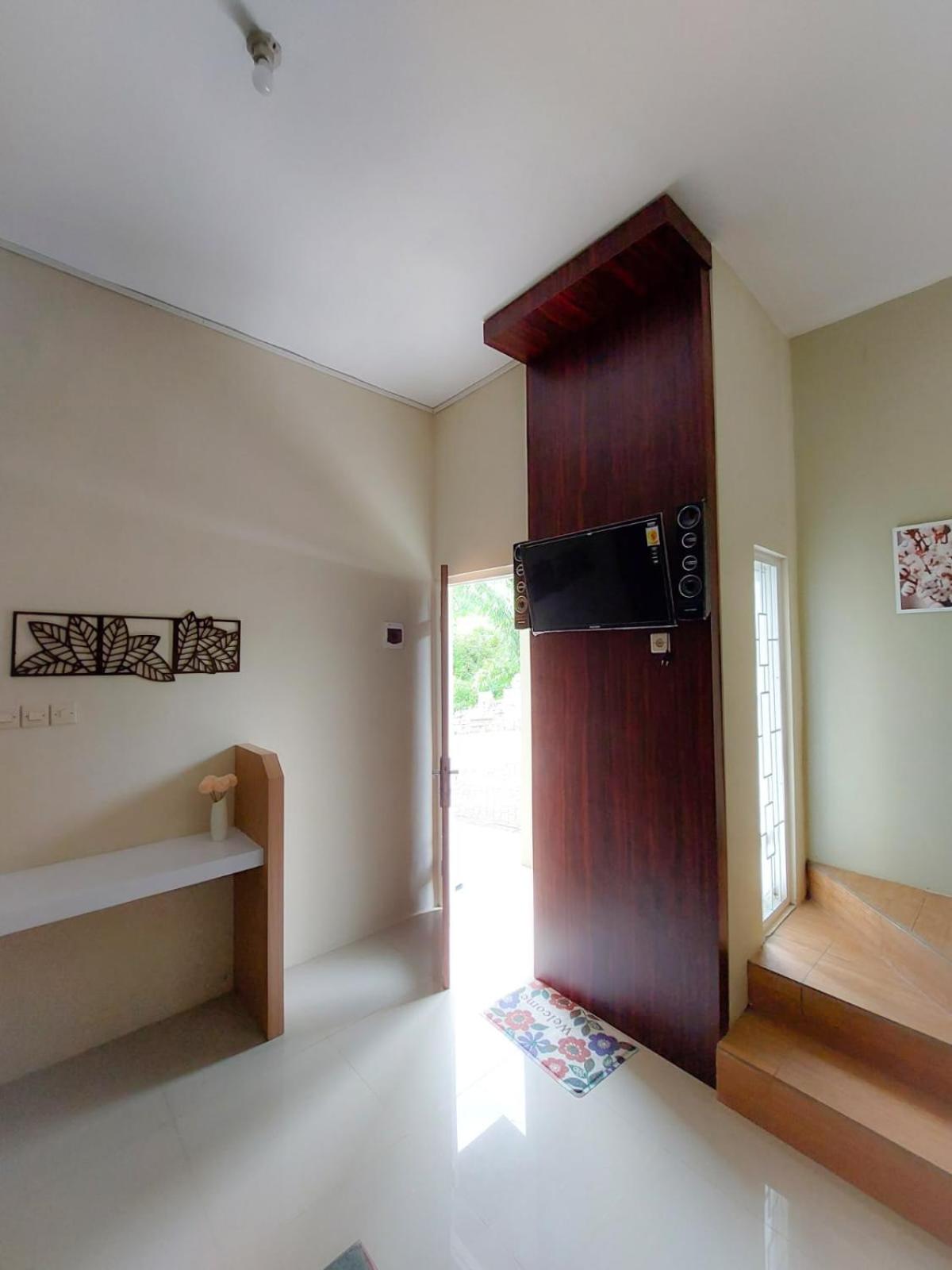 Villa Banyu 2 bedrooms, Batu city view 5