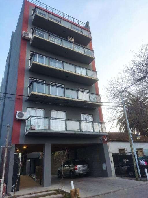 Departamento Tigre luminoso frente a club Hacoaj