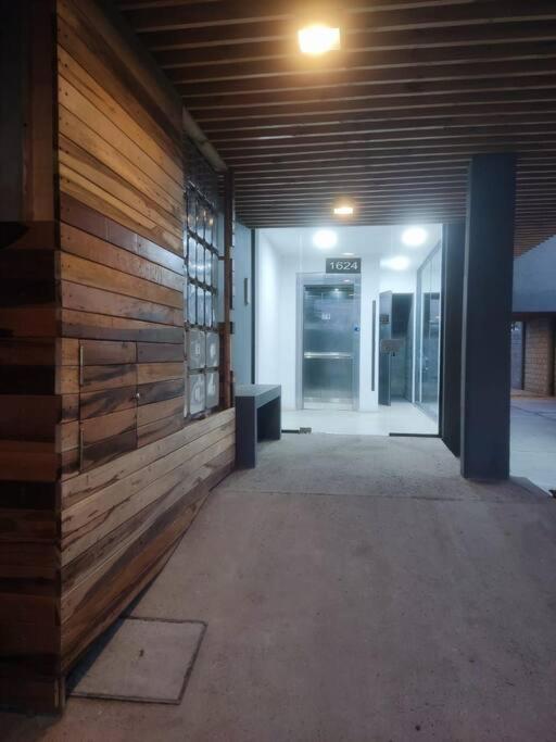 Departamento Tigre luminoso frente a club Hacoaj