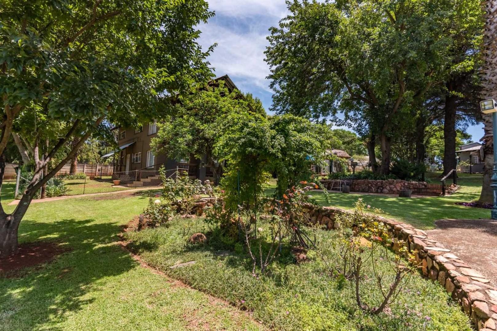 Self-Catered Apartment With Pool, Krugersdorp, photo 2 of 11