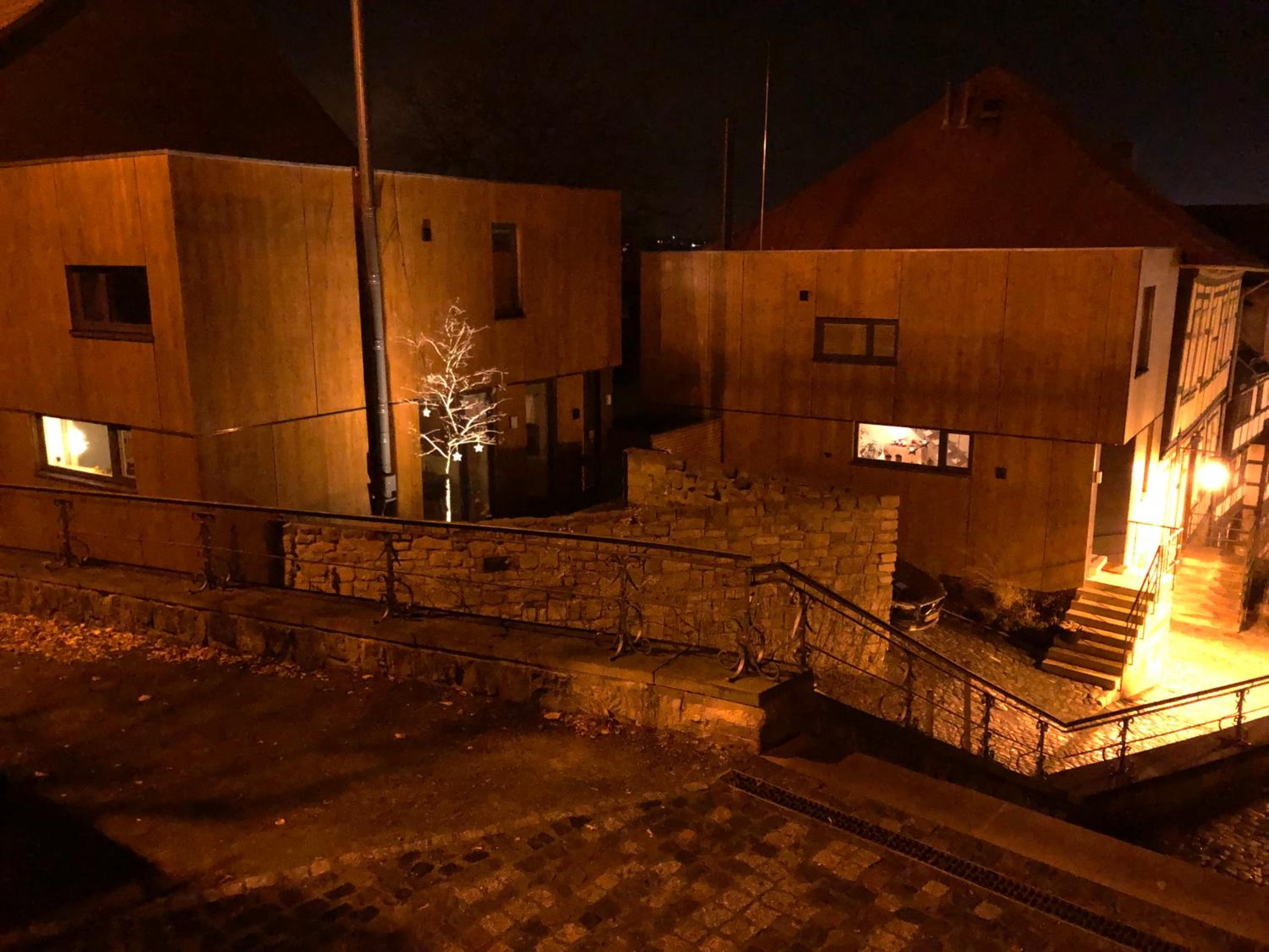 An der Kirchtreppe