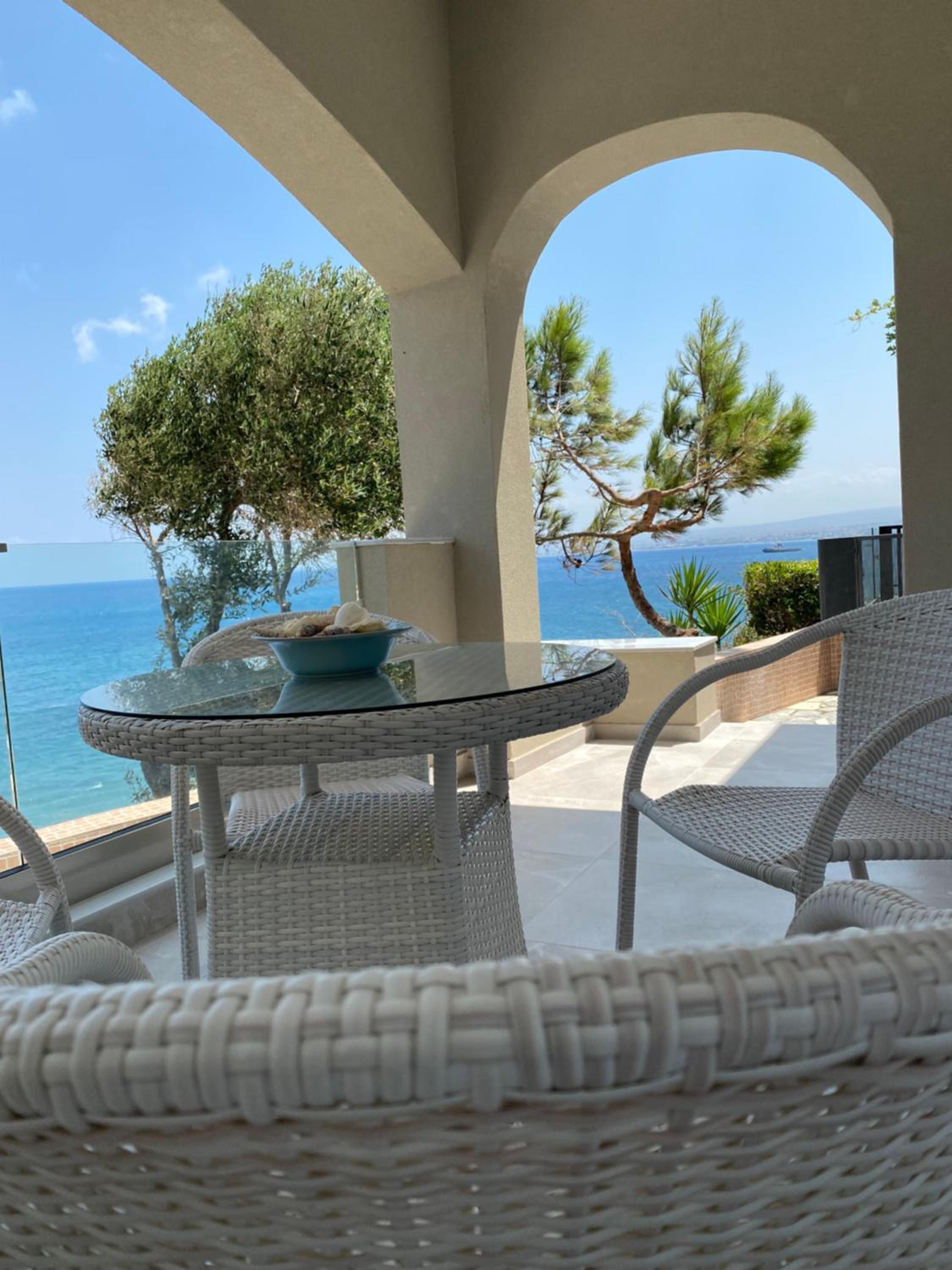 Beautiful House in Front of the Sea view 3