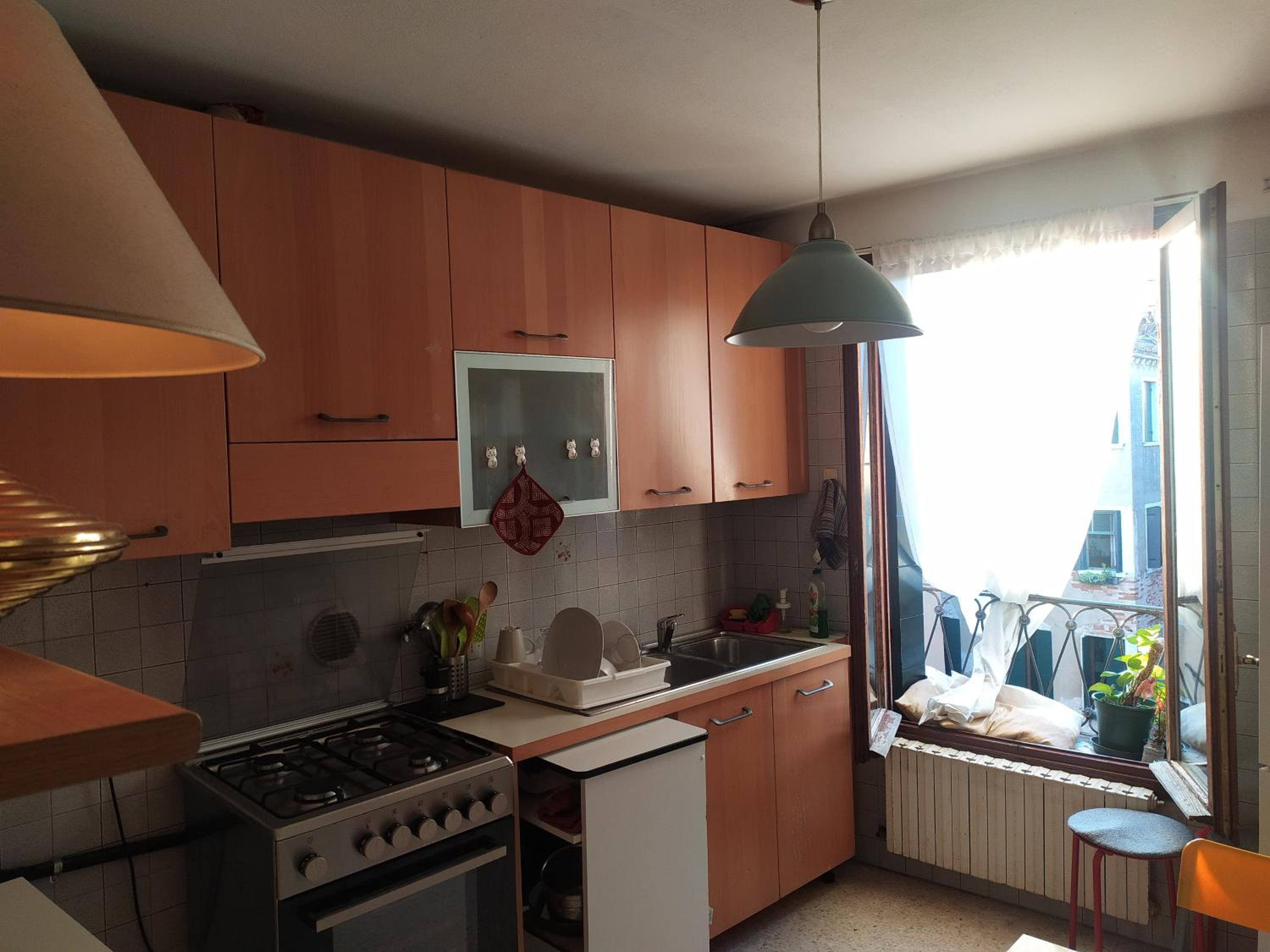 Two Steps from Rialto en Venice — kitchen