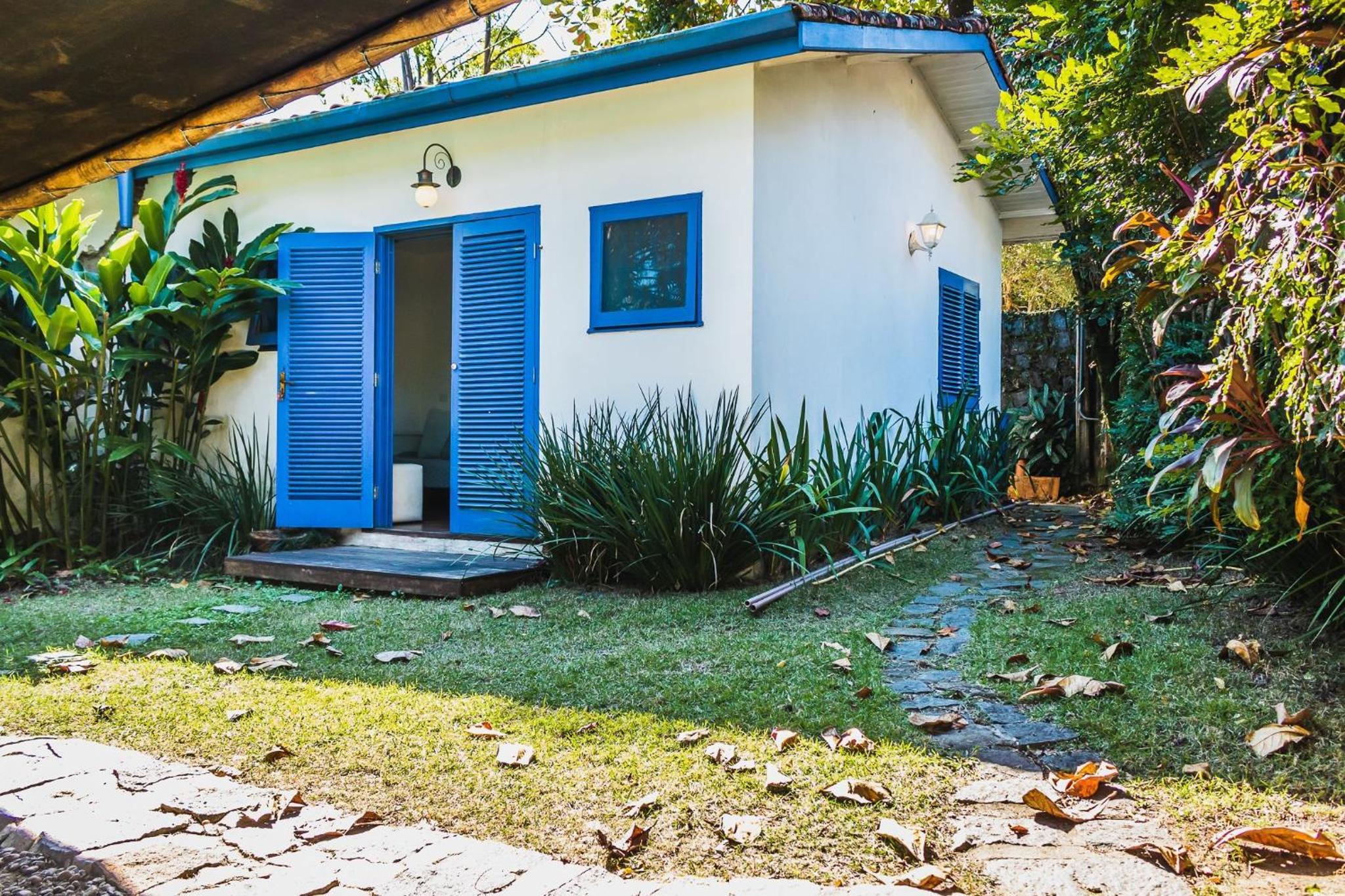 Casa pé na areia com varanda na Praia da Armação