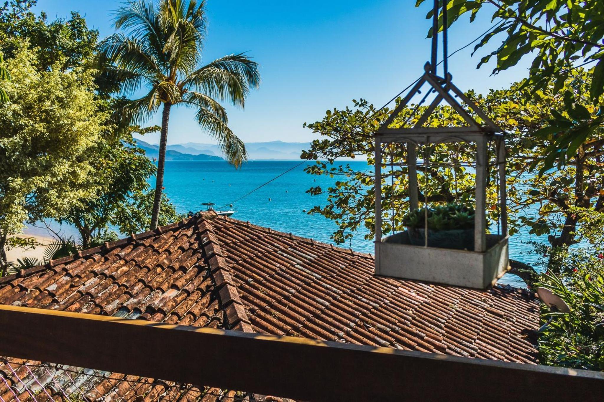 Casa pé na areia com varanda na Praia da Armação