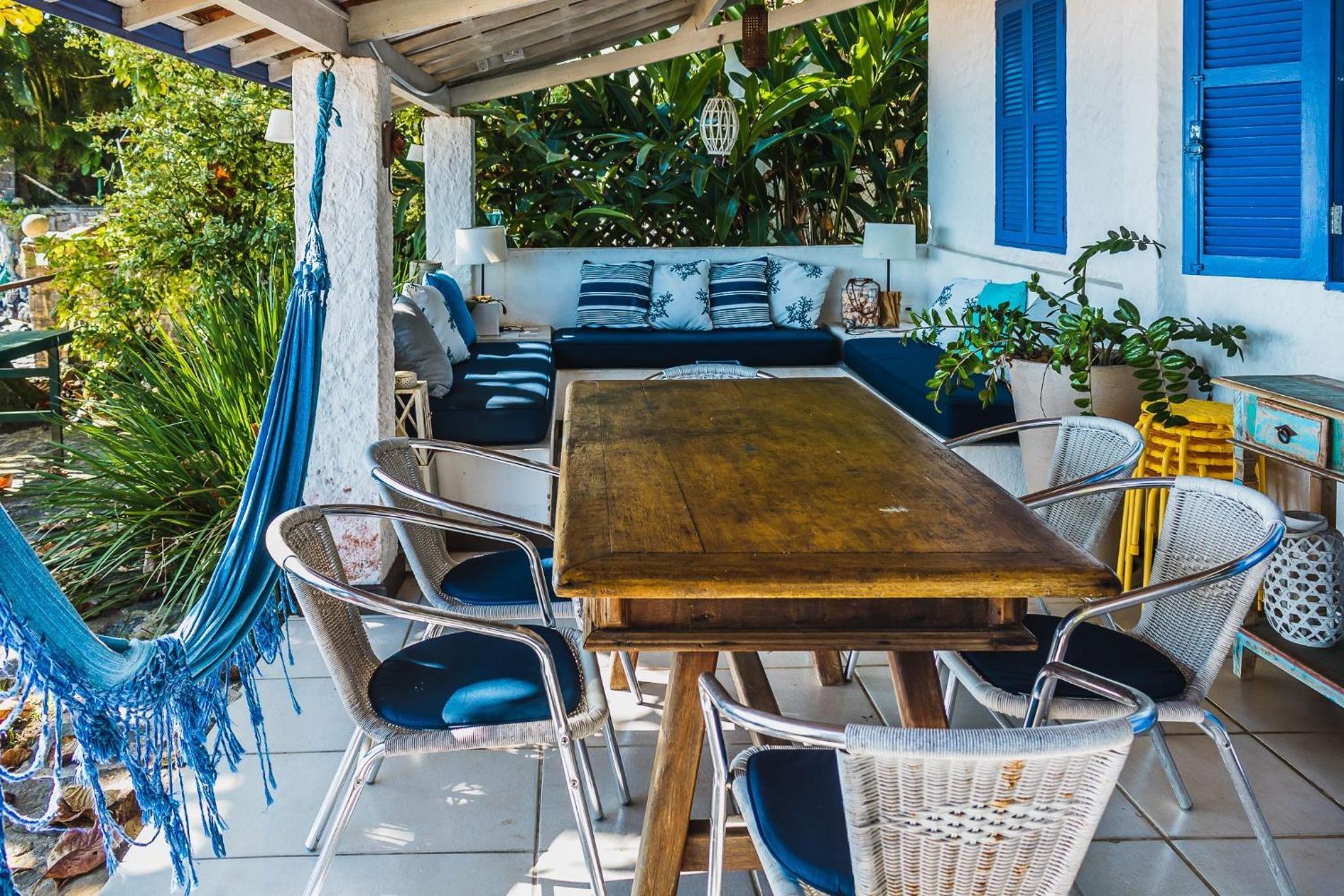 Casa pé na areia com varanda na Praia da Armação