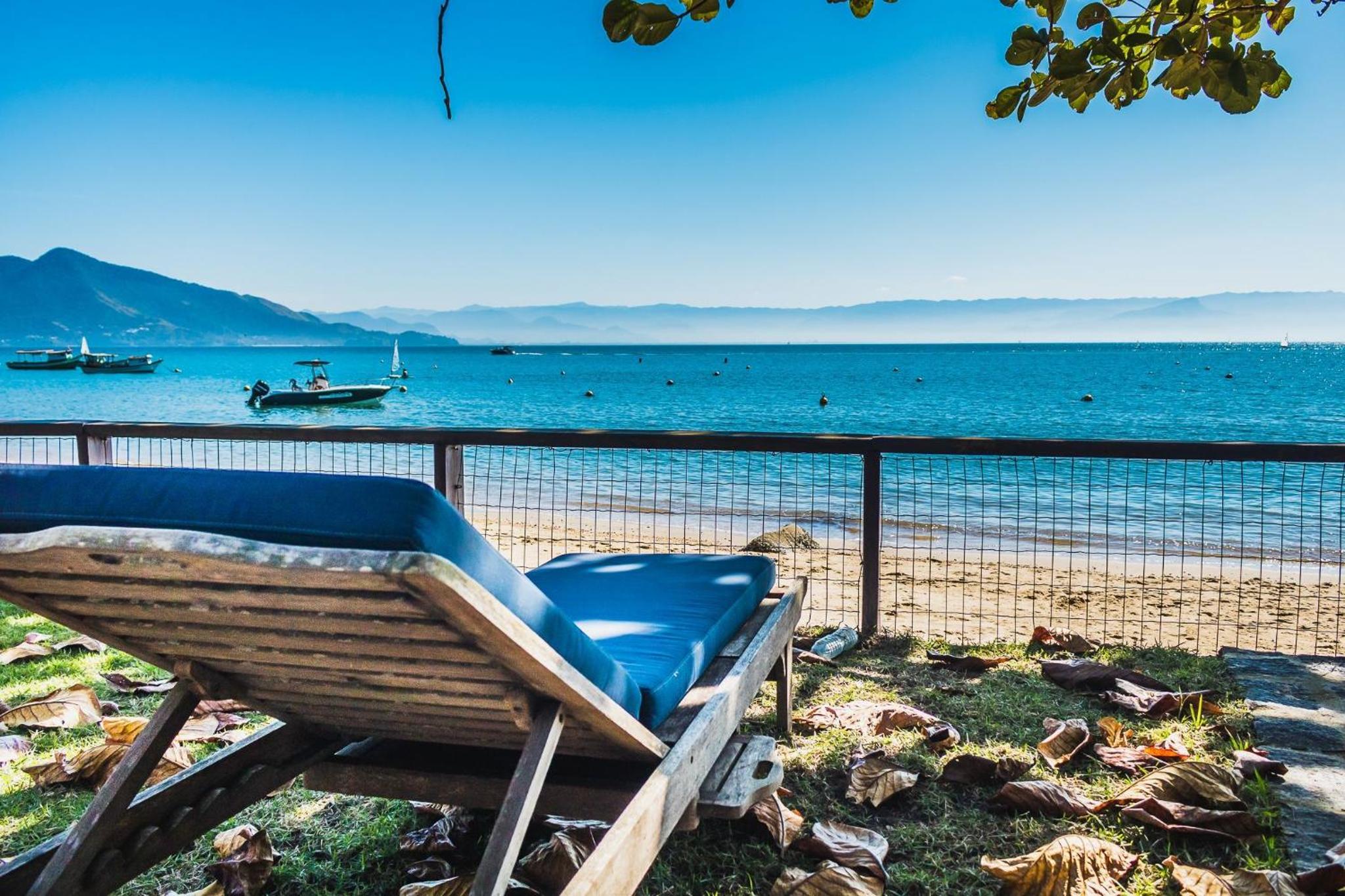 Casa pé na areia com varanda na Praia da Armação