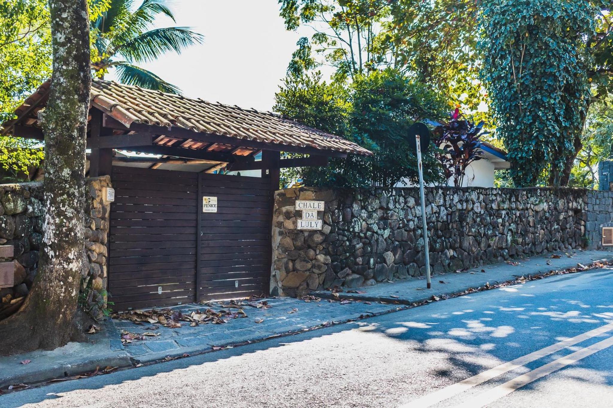 Casa pé na areia com varanda na Praia da Armação