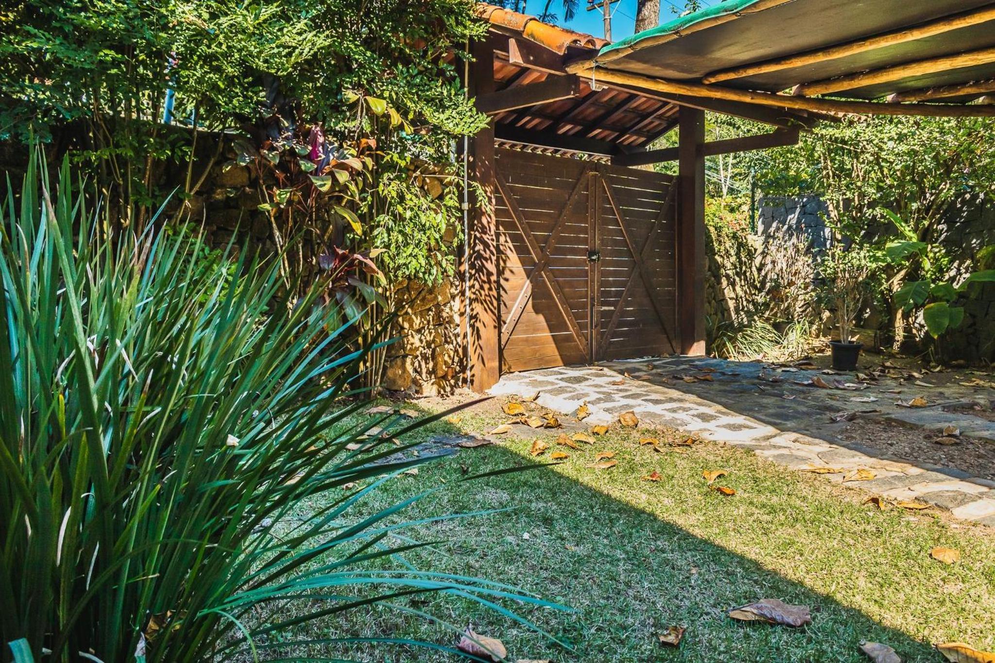 Casa pé na areia com varanda na Praia da Armação