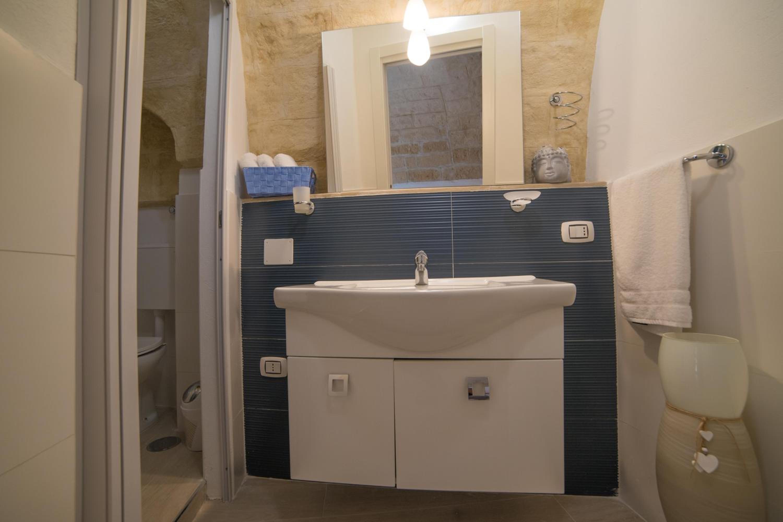 A due passi dal mare en Trani — bathroom