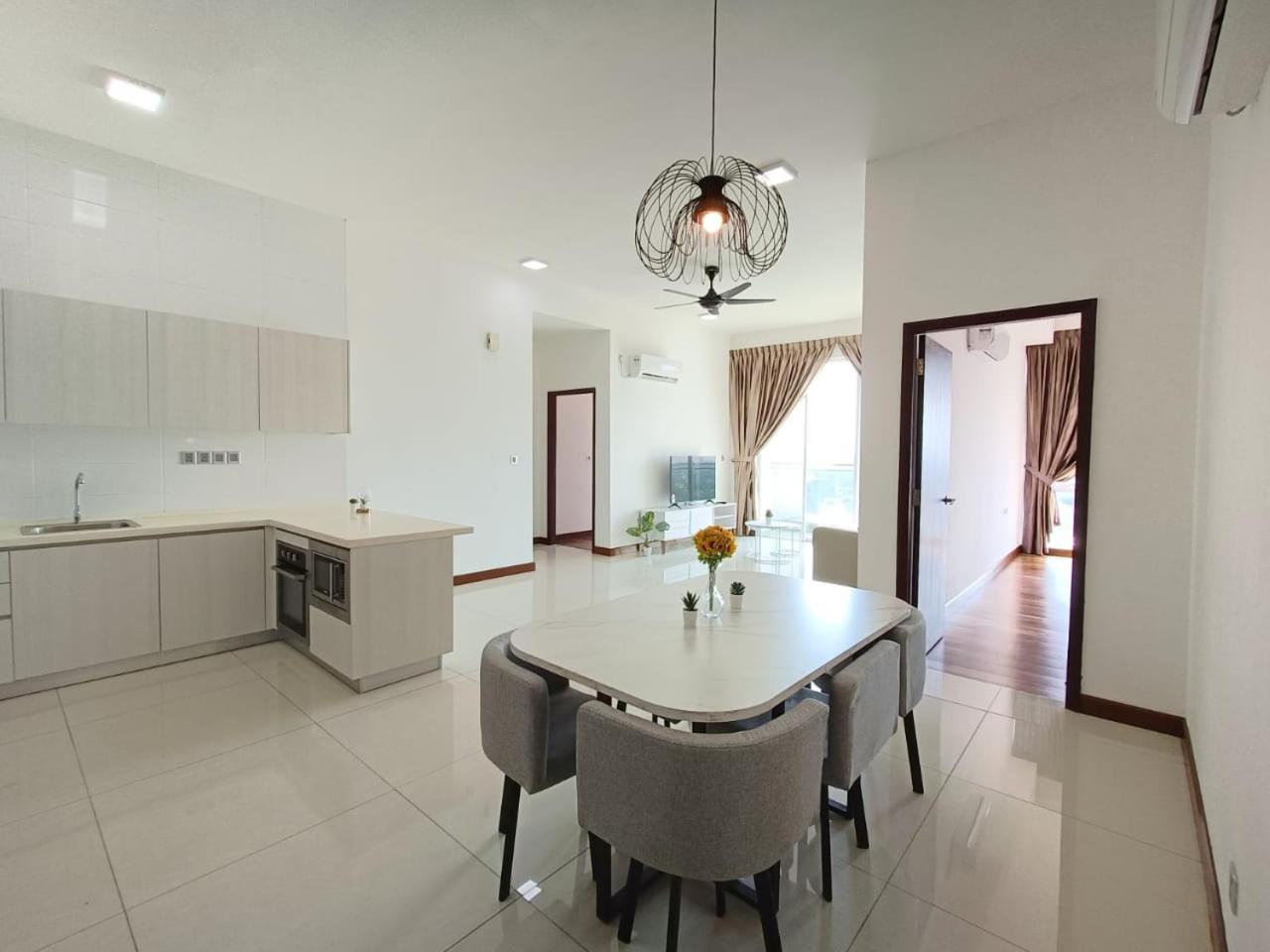 Paragon Suite Homestay by Antlerzone