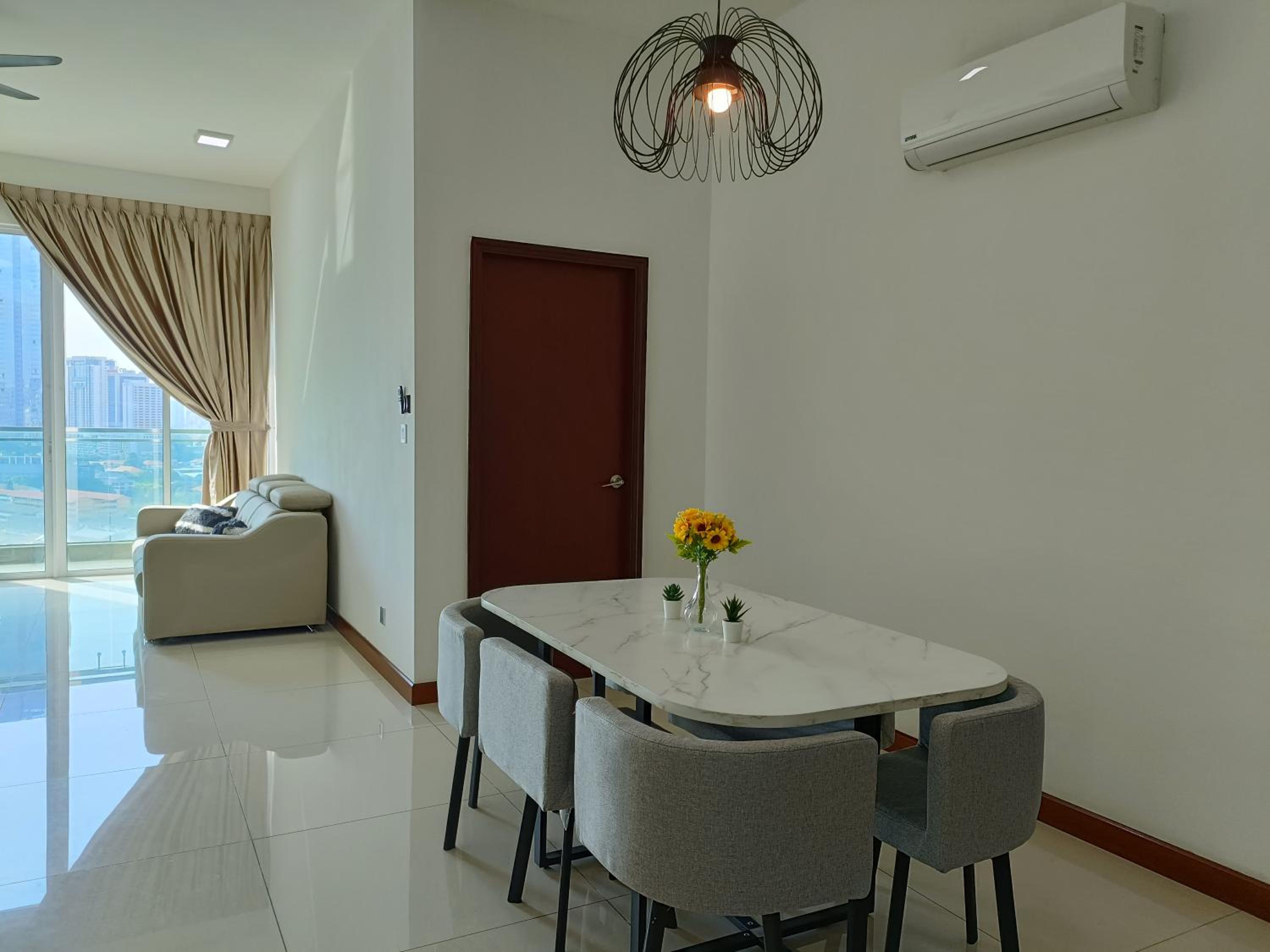 Paragon Suite Homestay by Antlerzone
