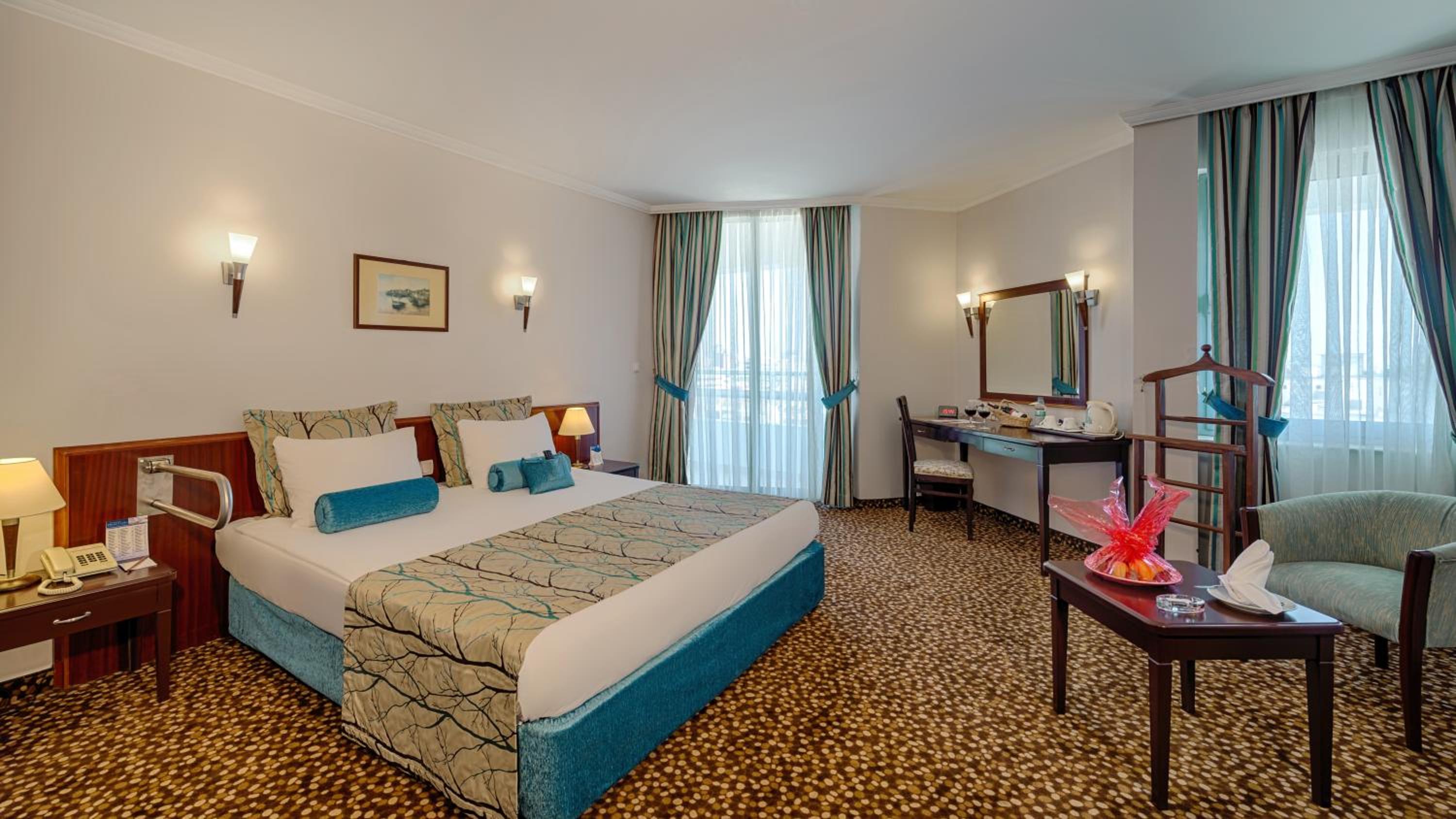 Best Western Plus Khan Hotel - Image 17