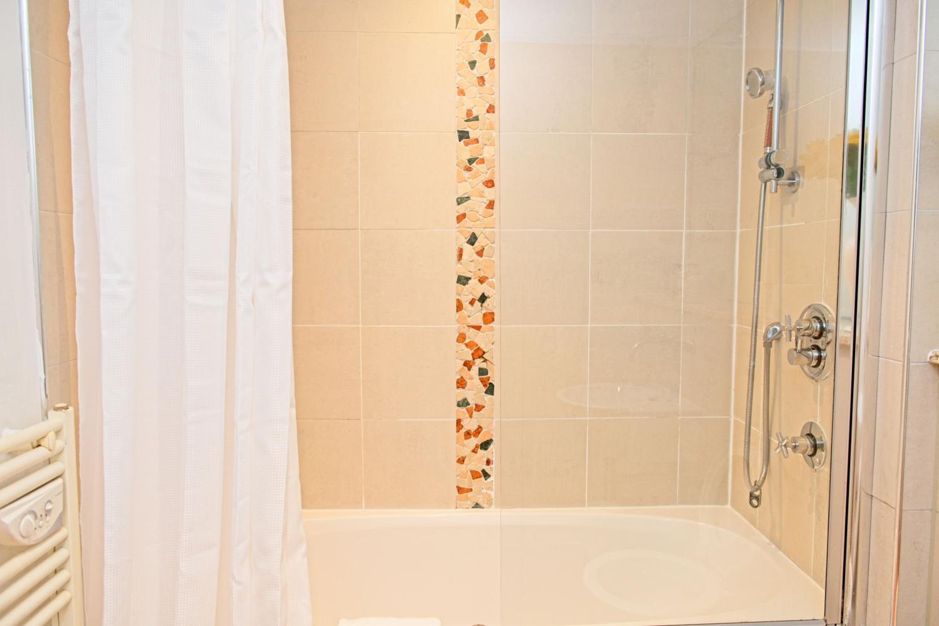 2 Bedroom Chinatown Apartment