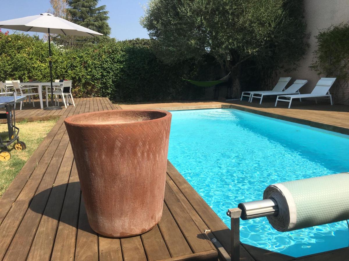 Chambre studio indépendante au calme vue sur piscine
