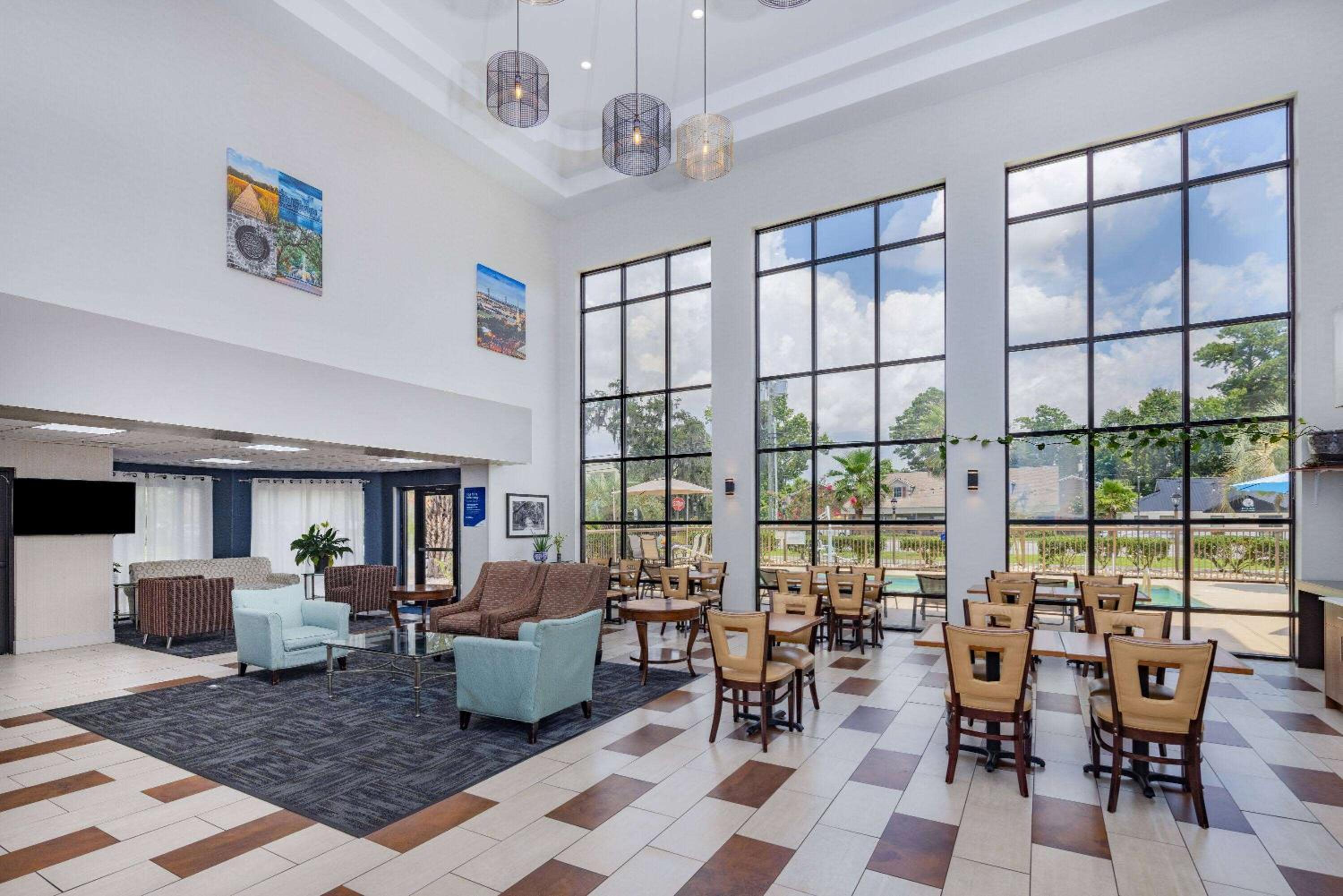 Days Inn & Suites by Wyndham Savannah Midtown view 5