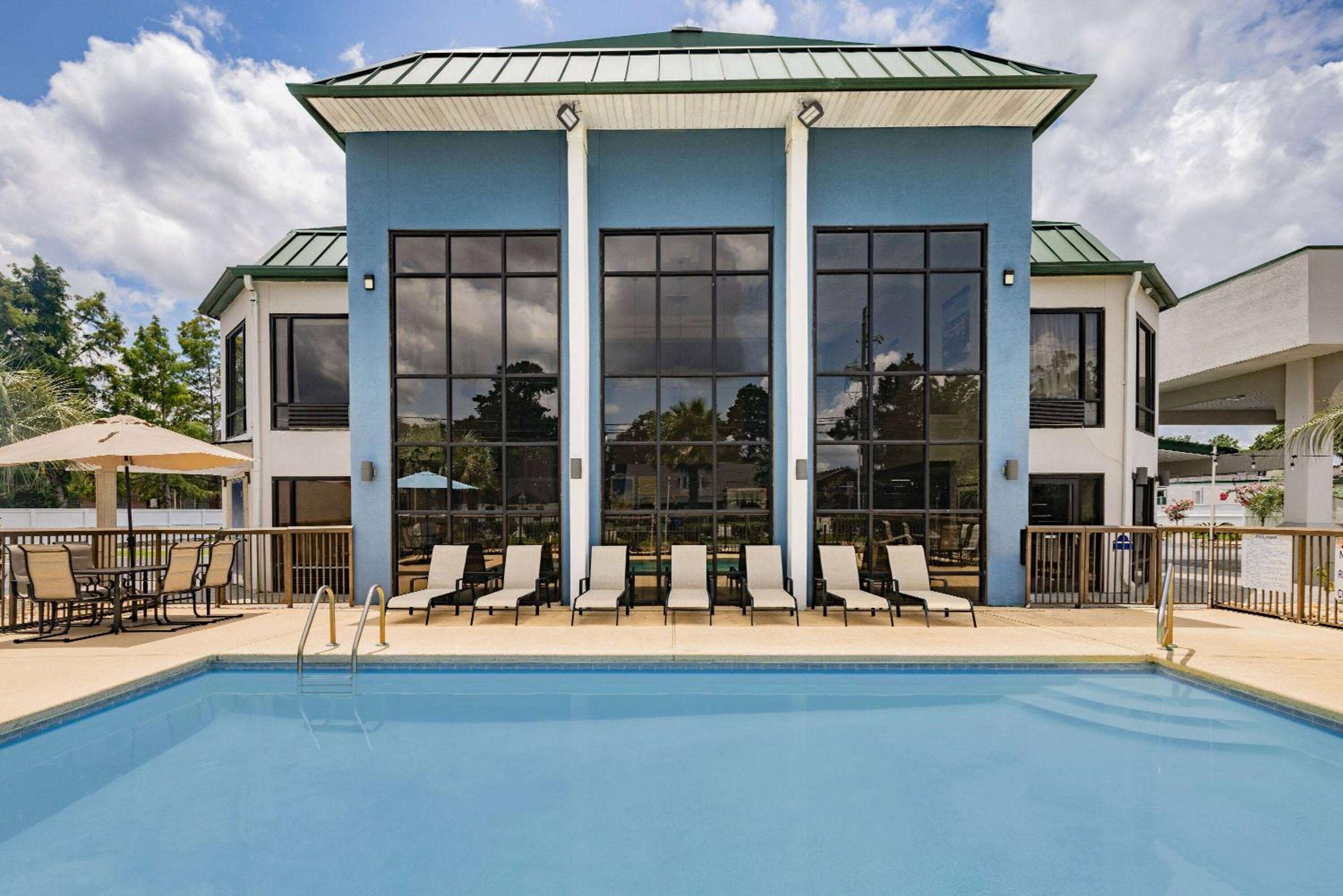 Days Inn & Suites by Wyndham Savannah Midtown view 3
