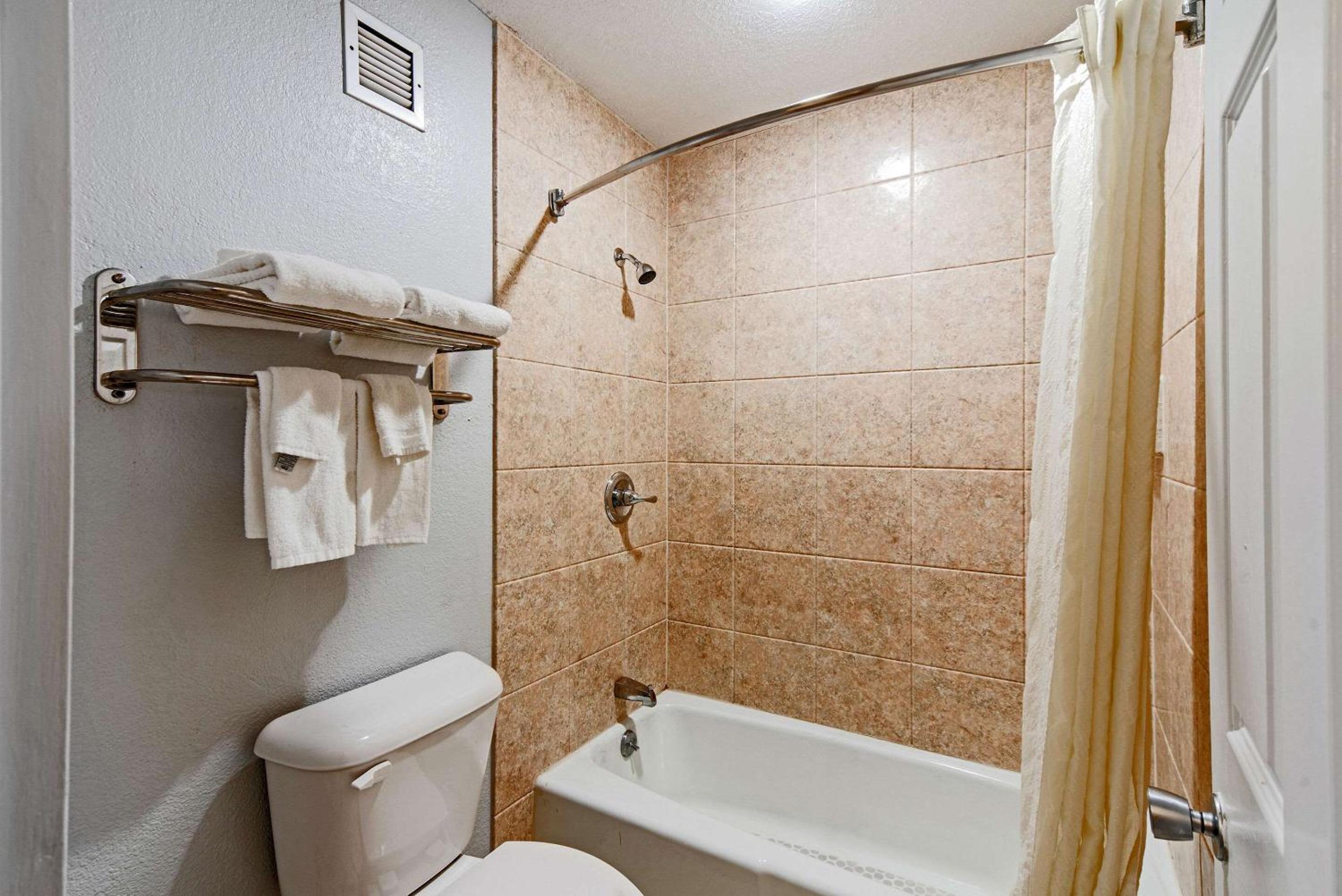 Oklahoma City Vacations - Econo Lodge Inn  Suites Near Bricktown - Property Image 11