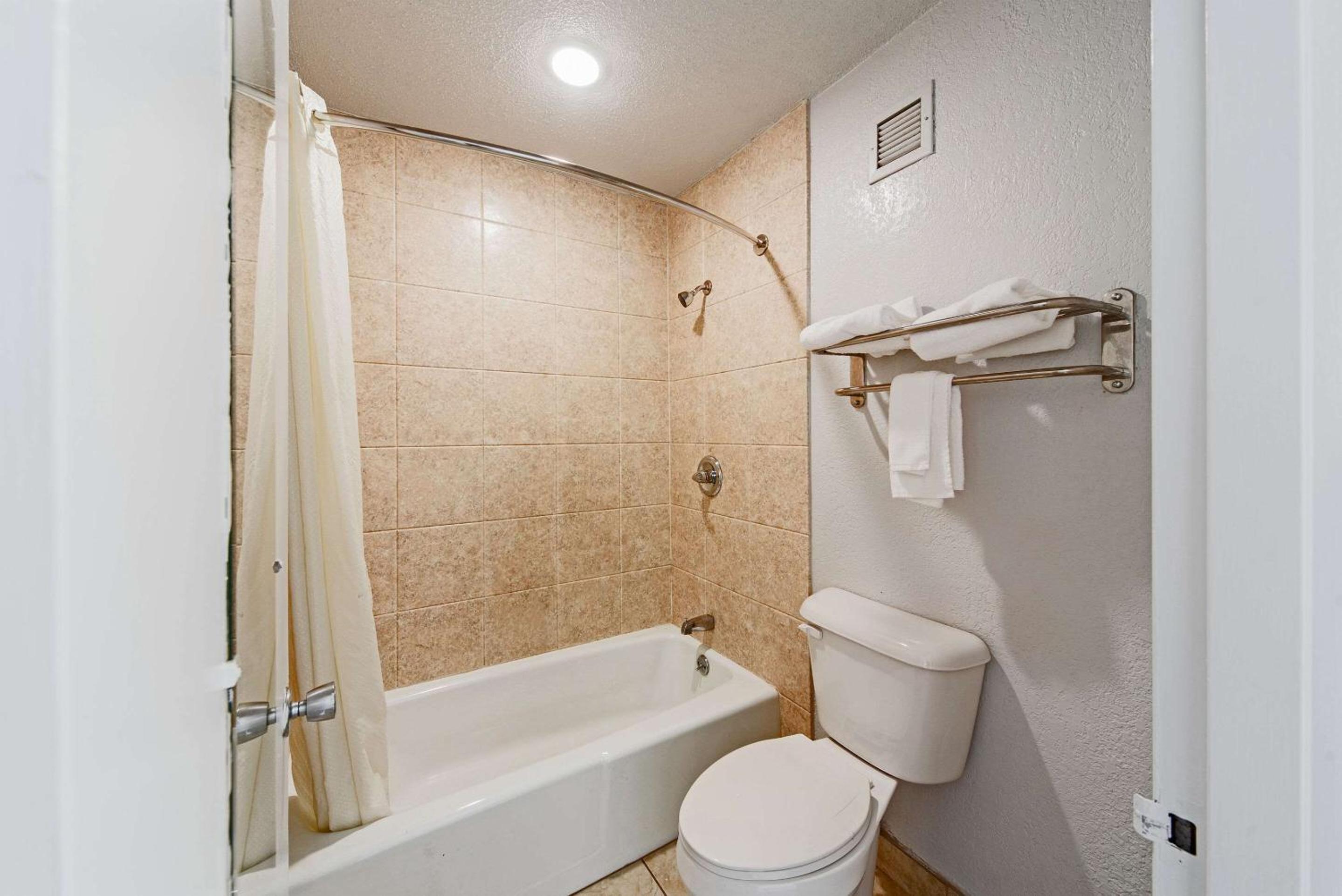 Oklahoma City Vacations - Econo Lodge Inn  Suites Near Bricktown - Property Image 9