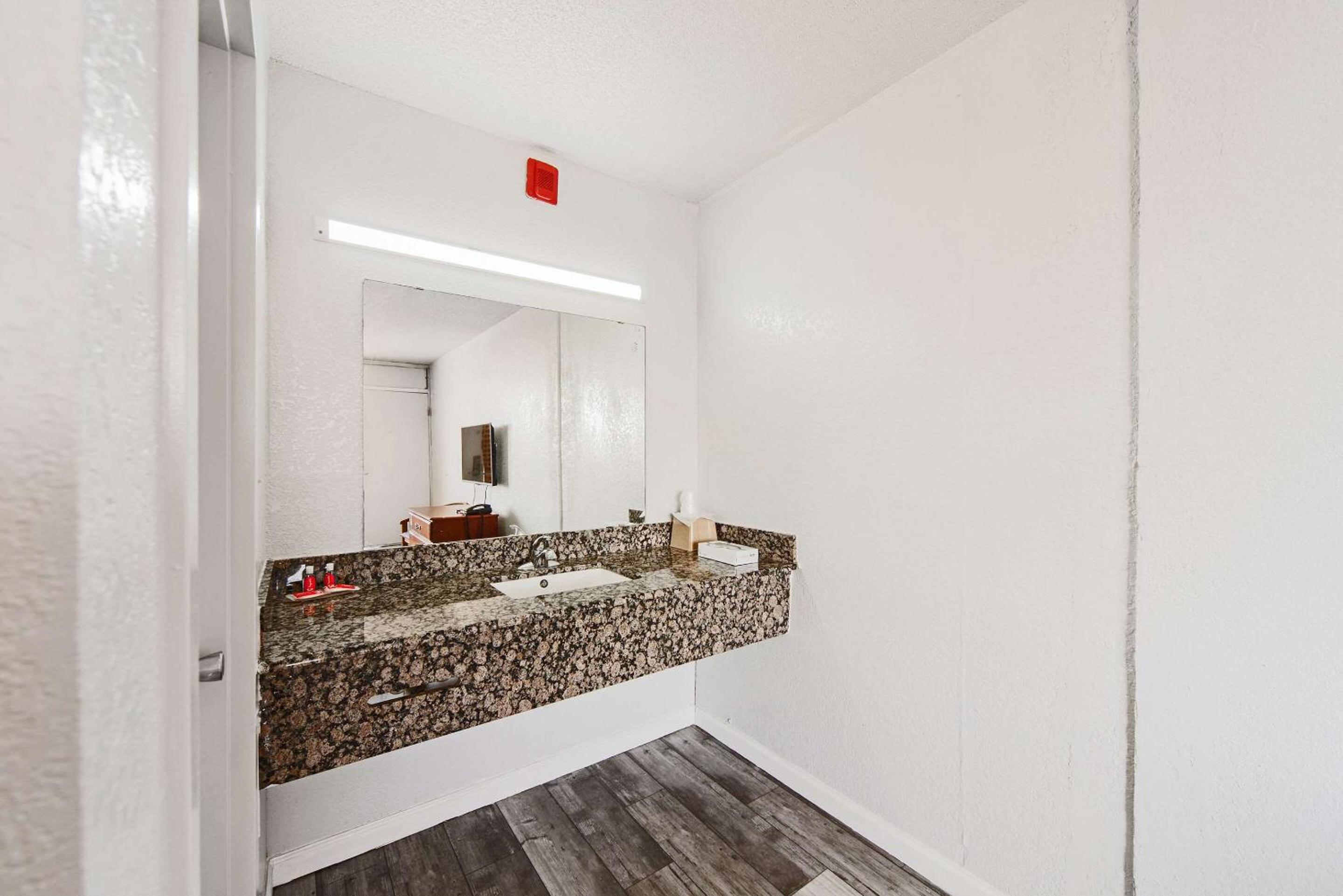 Oklahoma City Vacations - Econo Lodge Inn  Suites Near Bricktown - Property Image 1