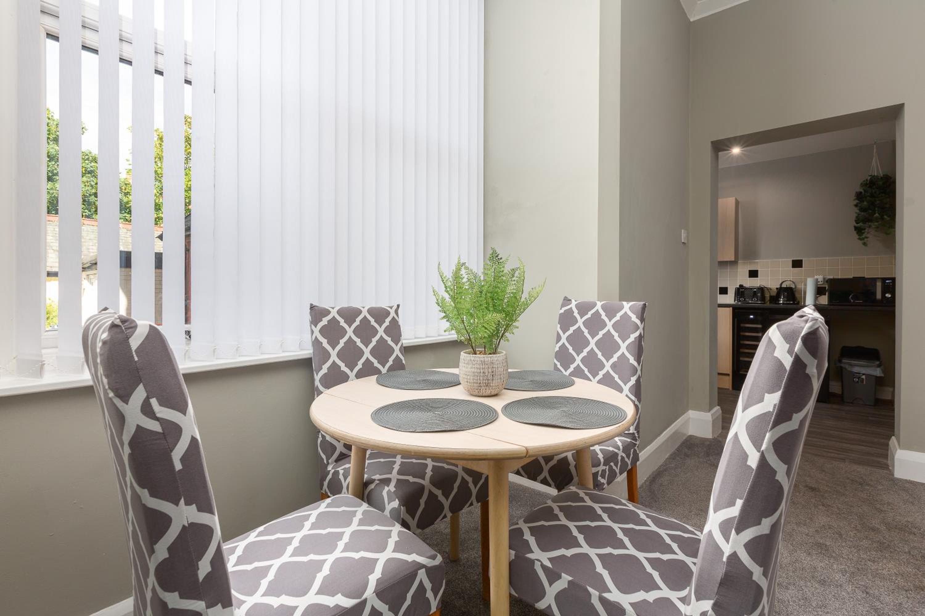Ashton Mews apartment with free parking view 3
