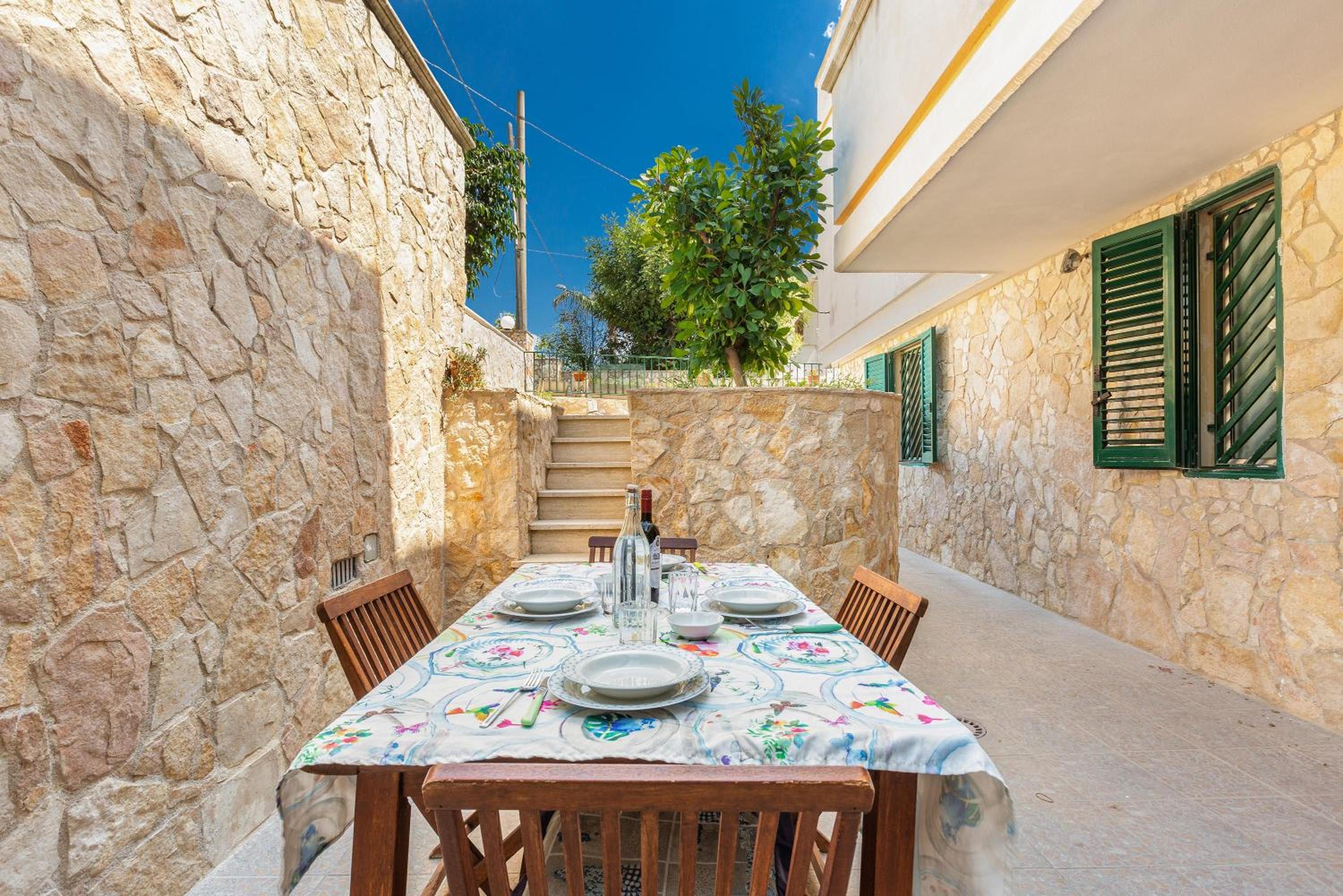 A casa di Giulia e Sofia by BarbarHouse en Torre Suda — dining