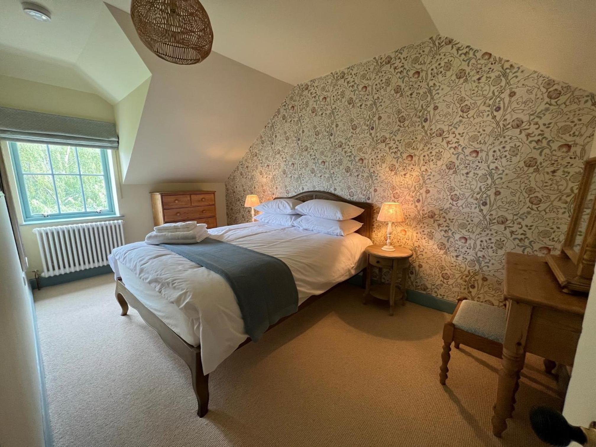 Quaint self contained cottage near Edinburgh. view 3