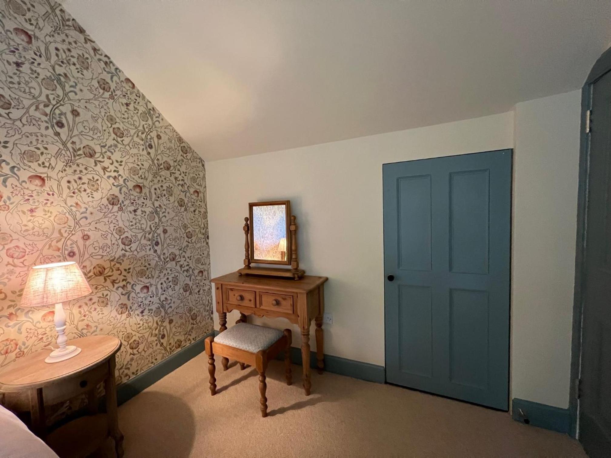 Quaint self contained cottage near Edinburgh. view 4