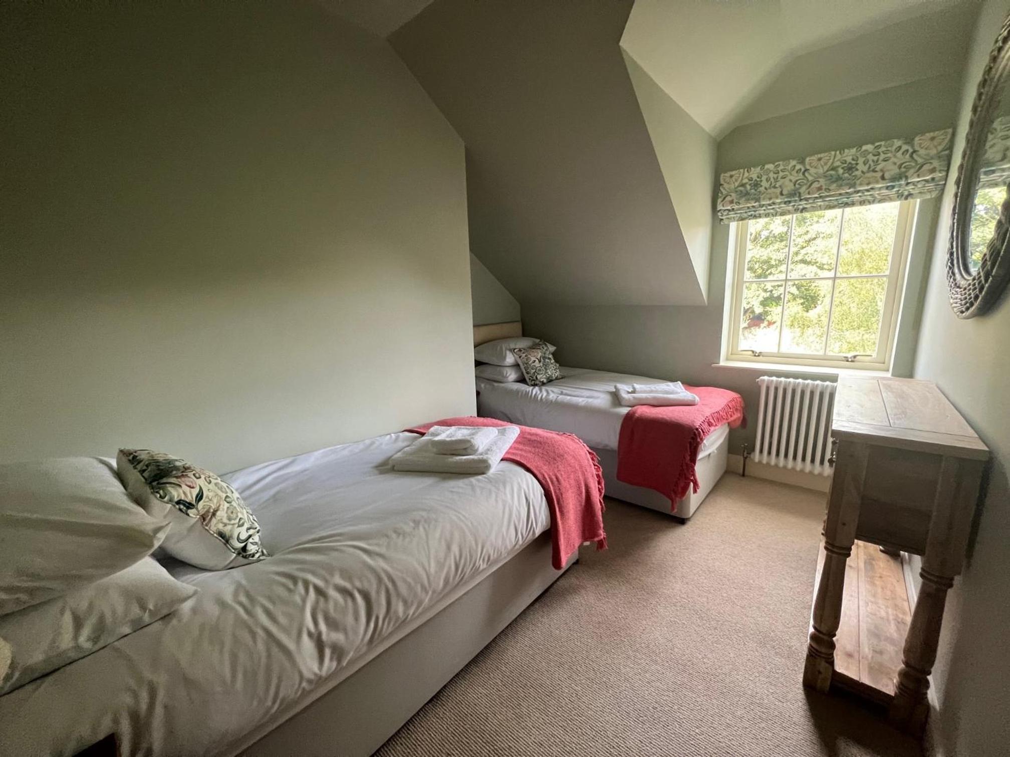 Quaint self contained cottage near Edinburgh. view 5