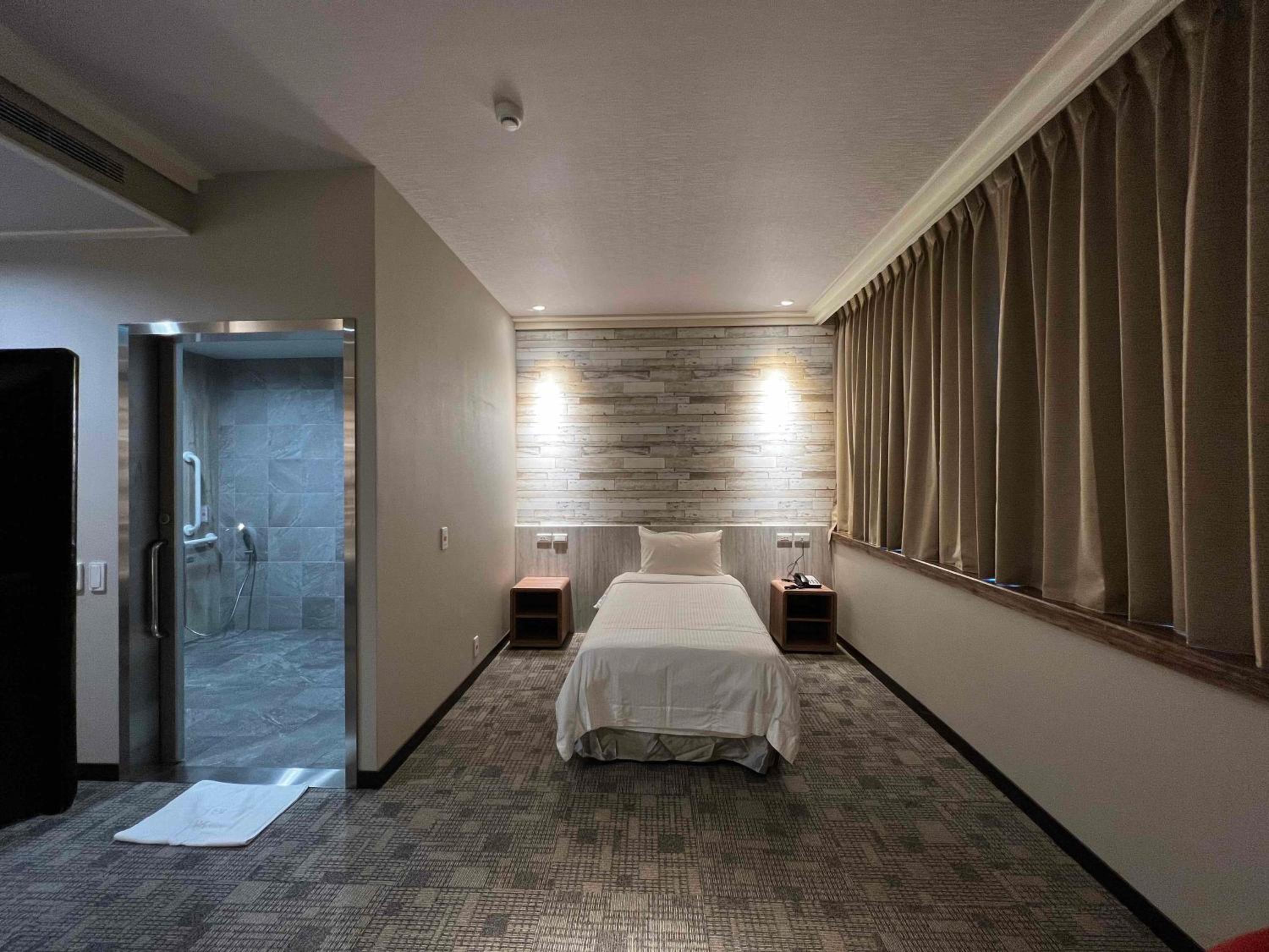 East Dragon Hotel