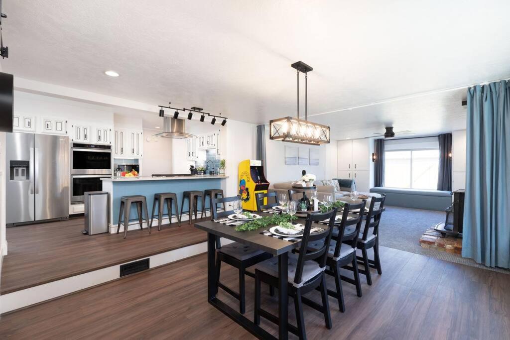 Modern SLC Home Only Mins Downtown & Airport view 4