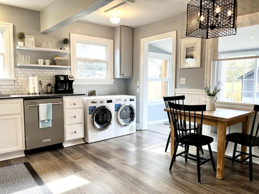 Modern 2 Bedroom Farmhouse Cottage with Hot Tub in Snohomish view 4
