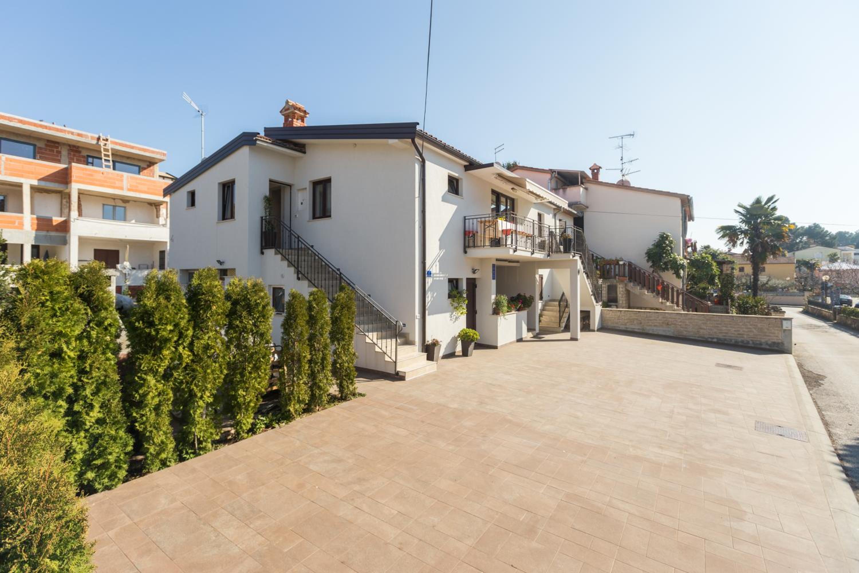 Hotel Alex Deluxe Apartments on Beach - Image 1