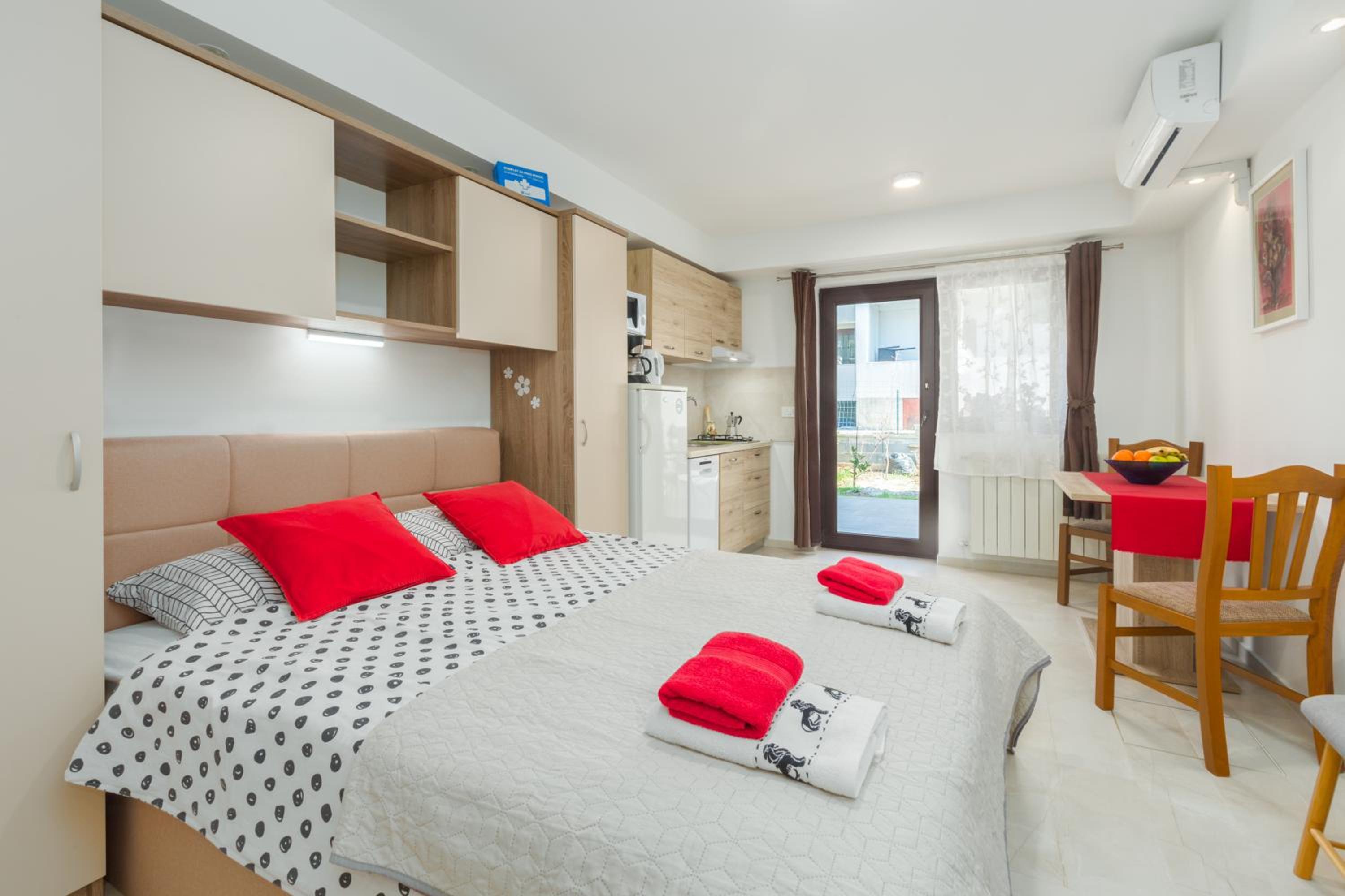 Alex Deluxe Apartments on Beach view 3