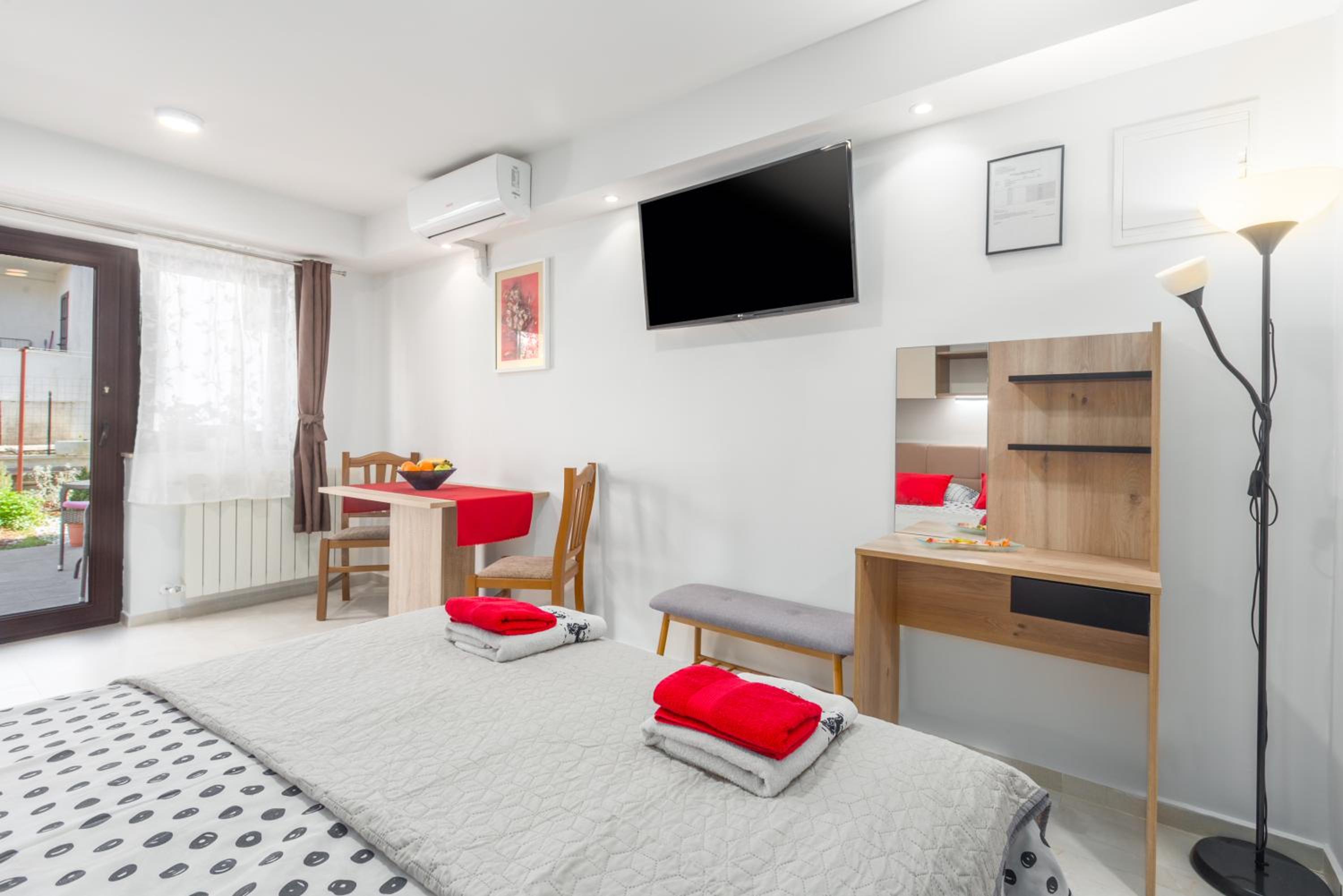 Alex Deluxe Apartments on Beach view 4