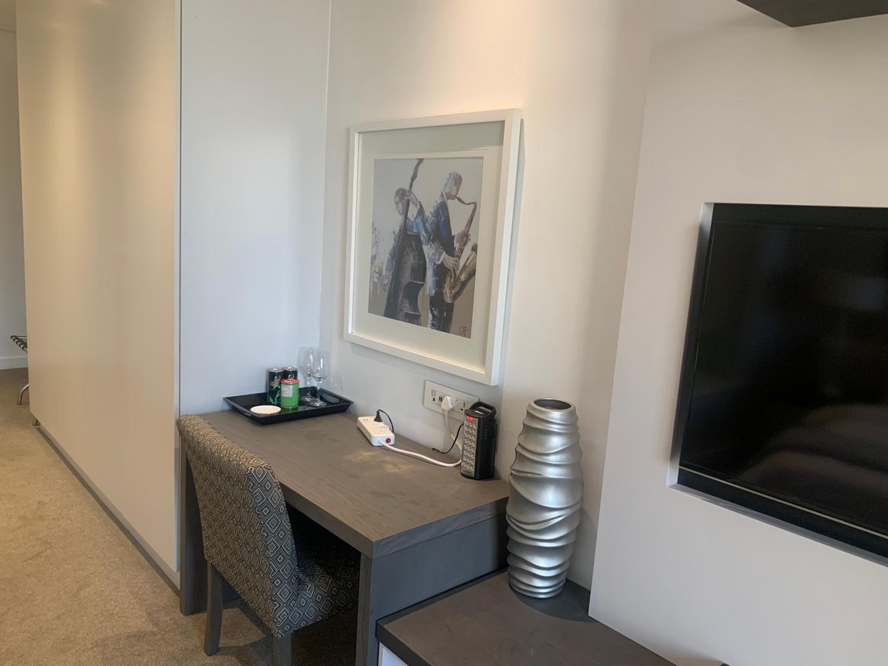 Sandton Skye Stylish Apartment free WIFI & Gym