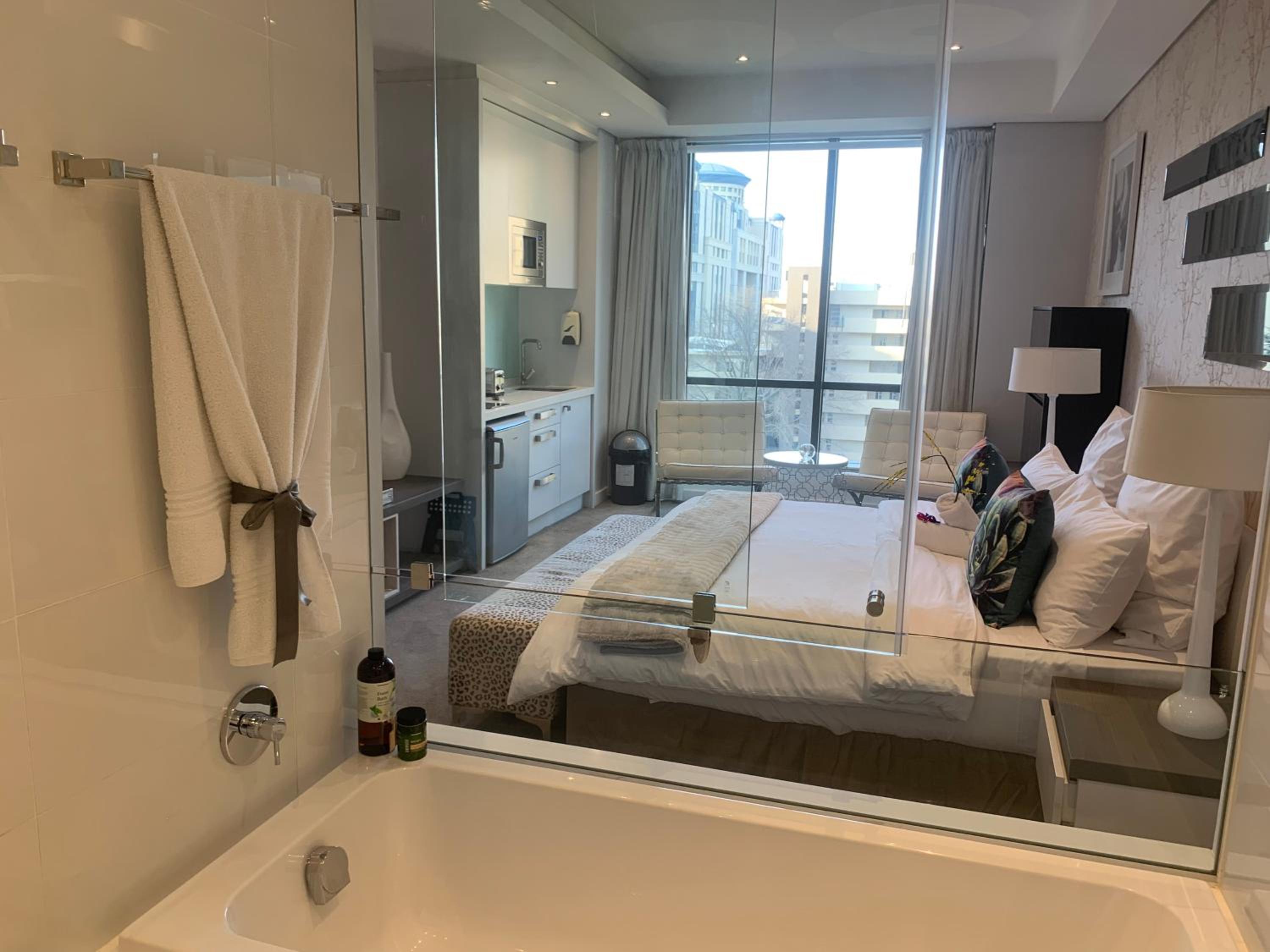 Sandton Skye Stylish Apartment free WIFI & Gym