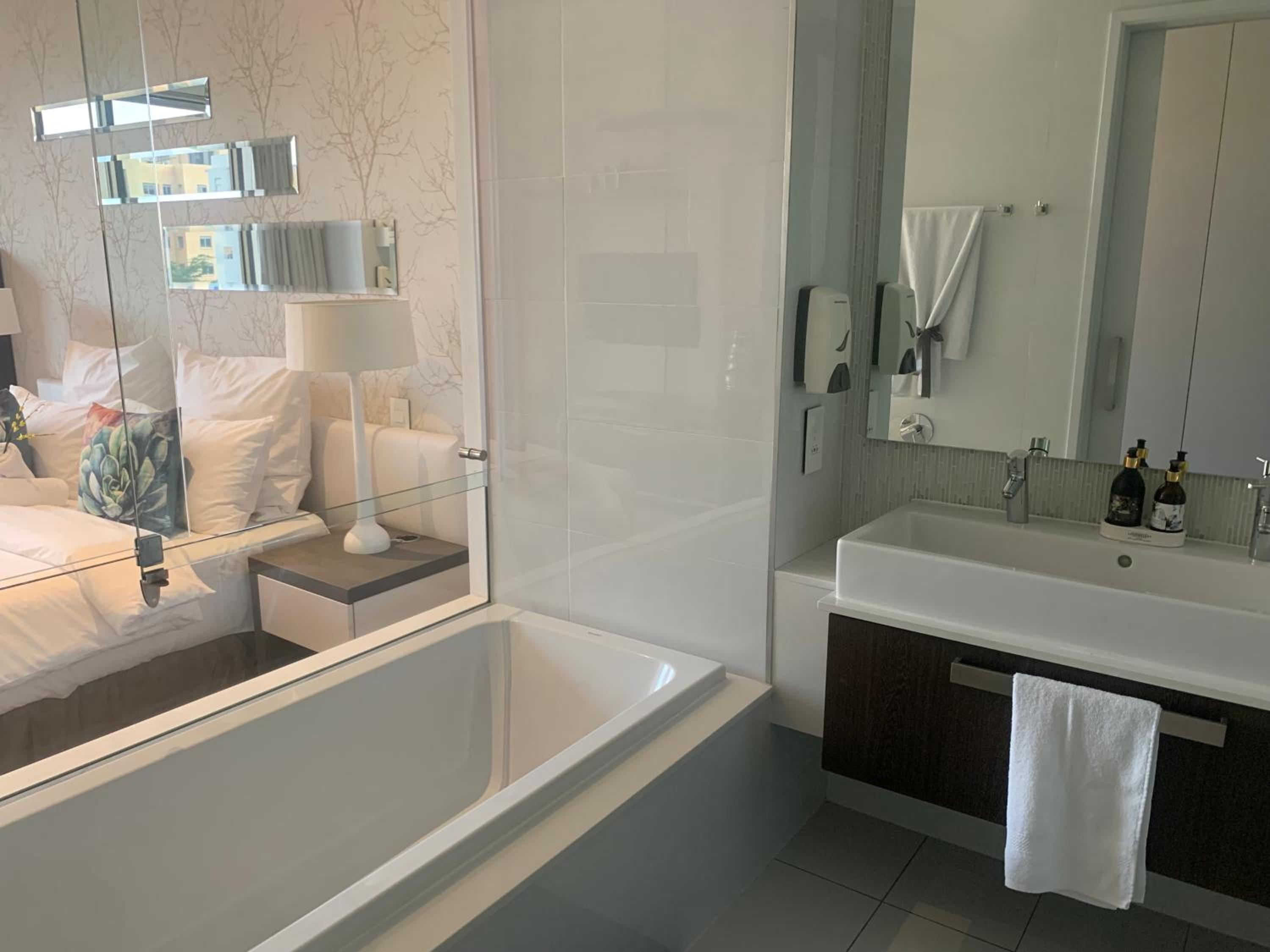 Sandton Skye Stylish Apartment free WIFI & Gym