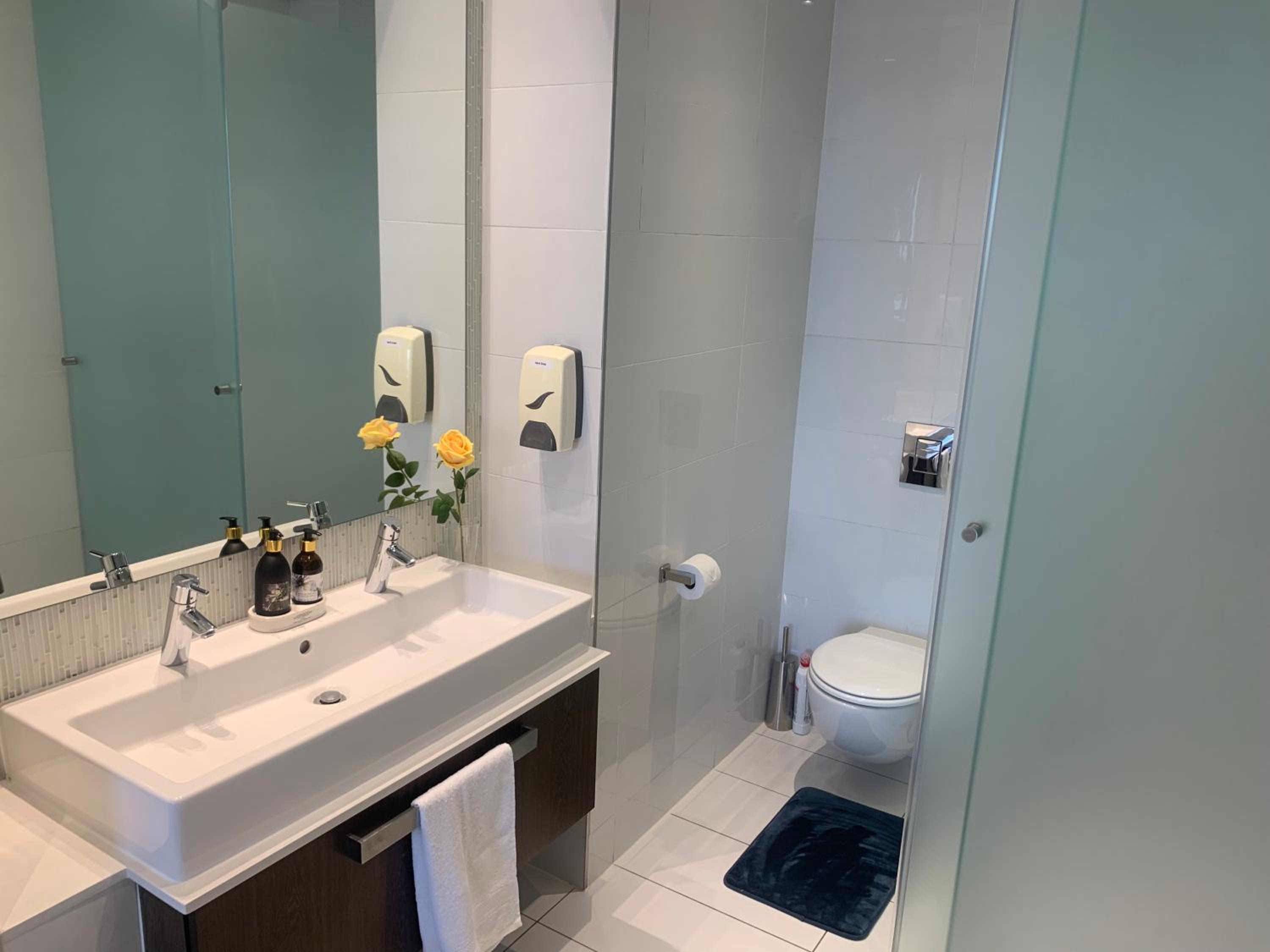 Sandton Skye Stylish Apartment free WIFI & Gym