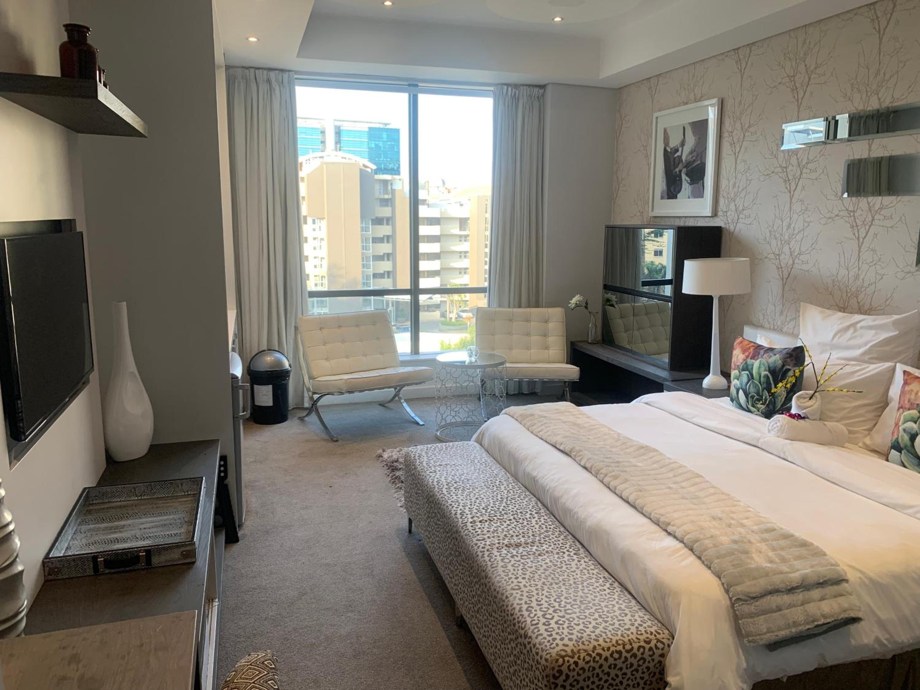 Sandton Skye Stylish Apartment free WIFI & Gym