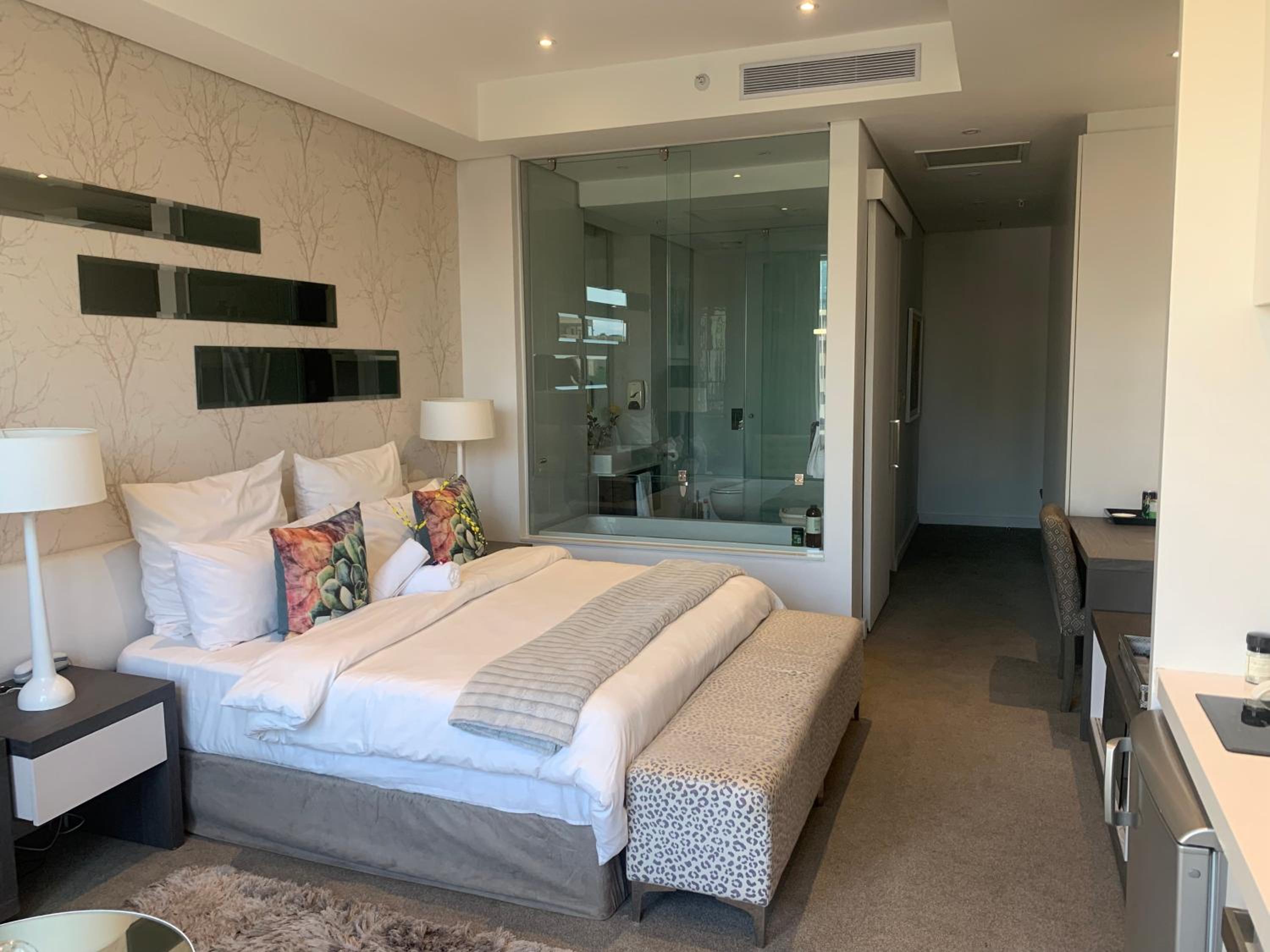 Sandton Skye Stylish Apartment free WIFI & Gym