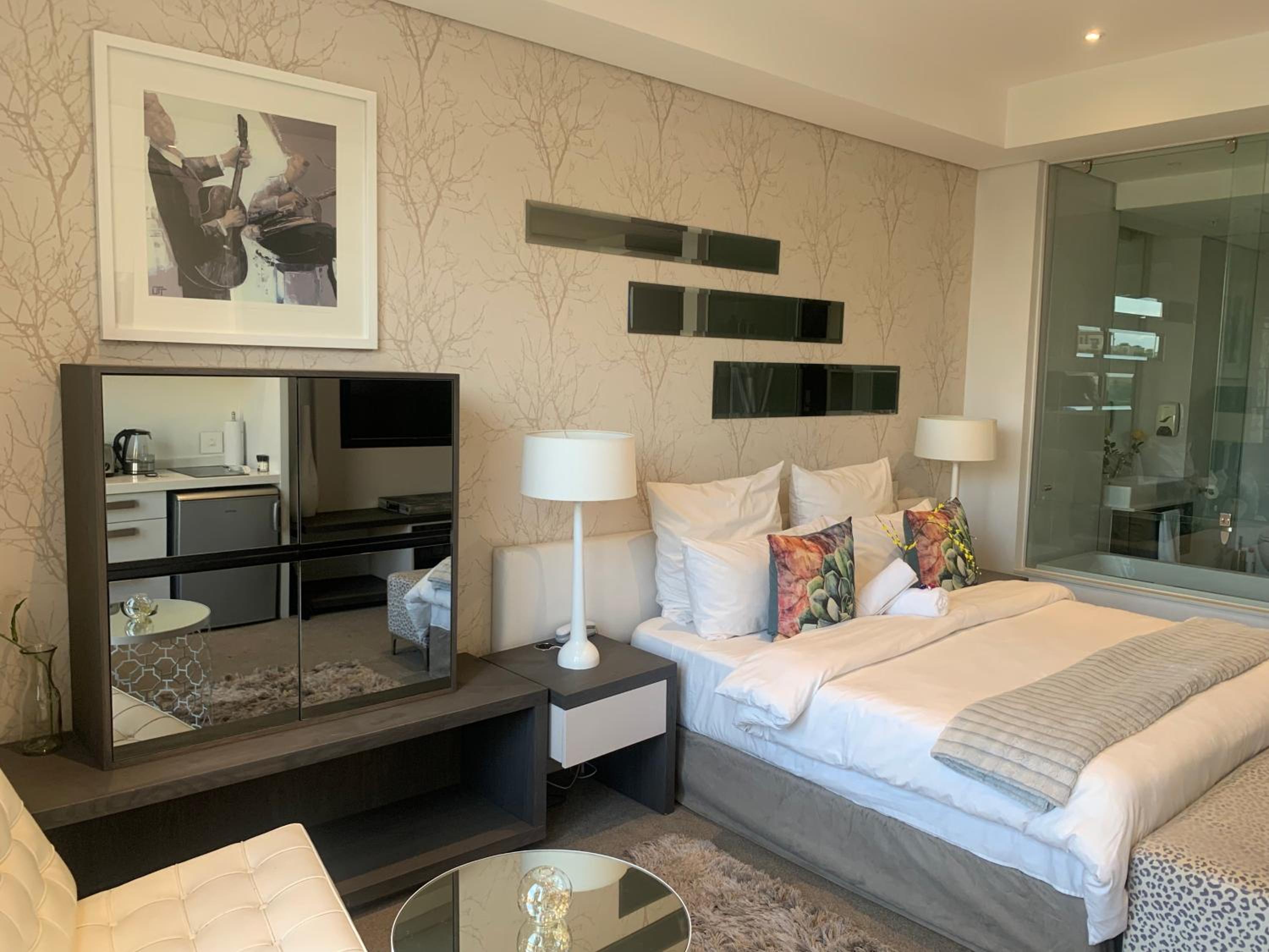 Sandton Skye Stylish Apartment free WIFI & Gym