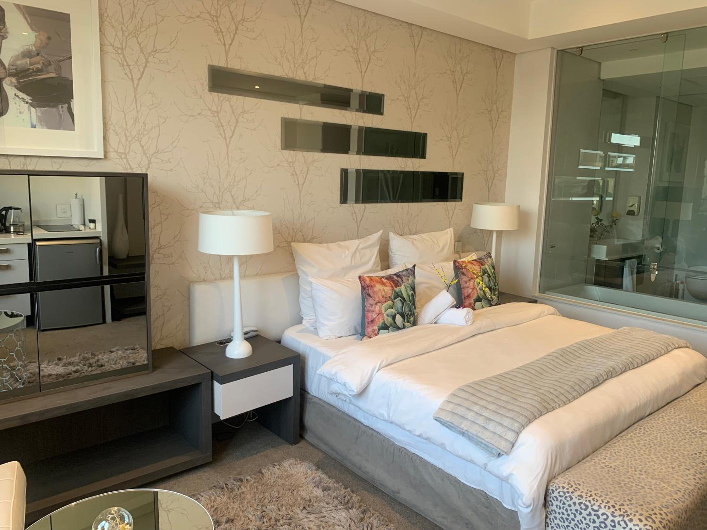 Sandton Skye Stylish Apartment free WIFI & Gym