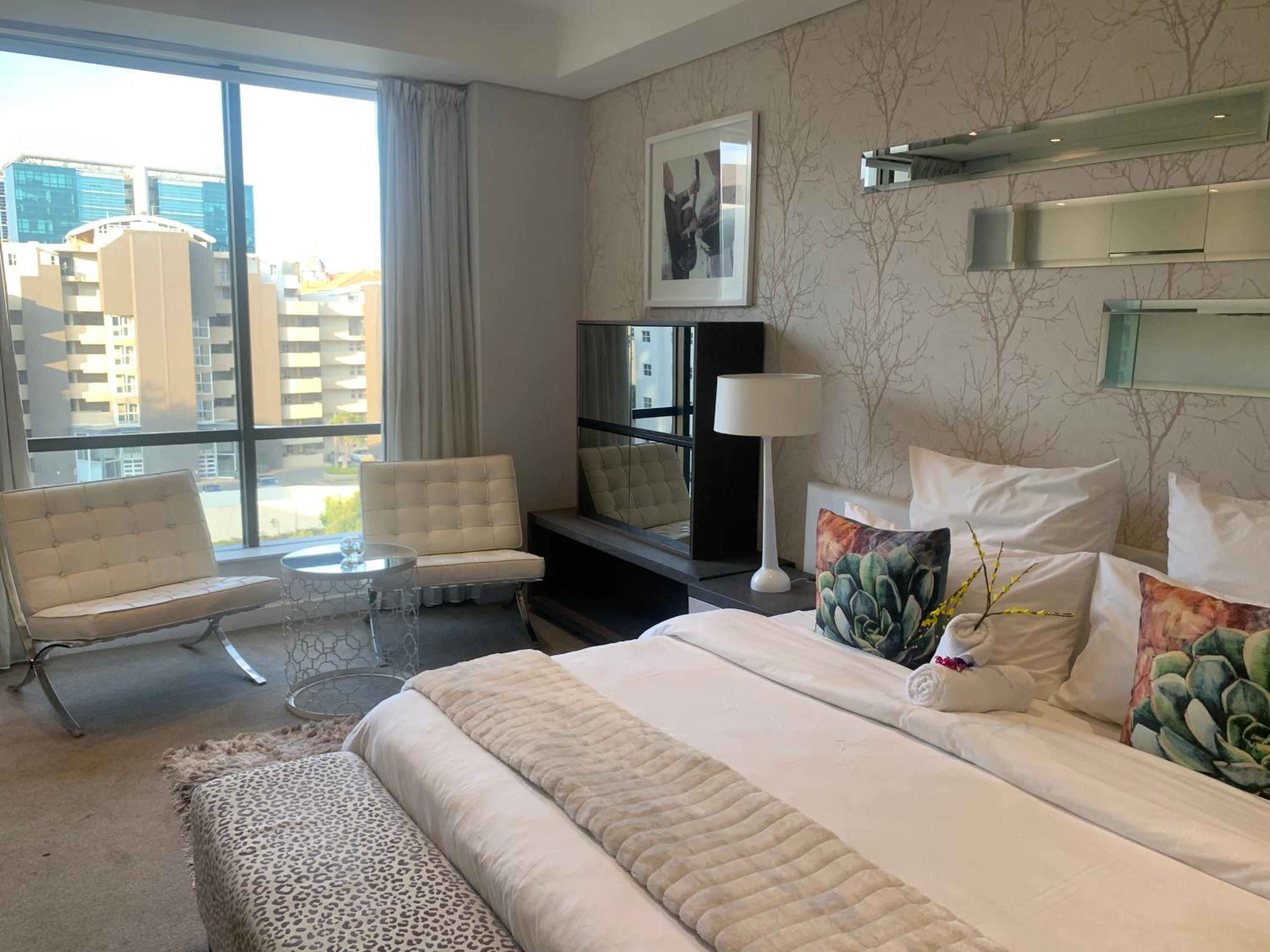 Sandton Skye Stylish Apartment free WIFI & Gym