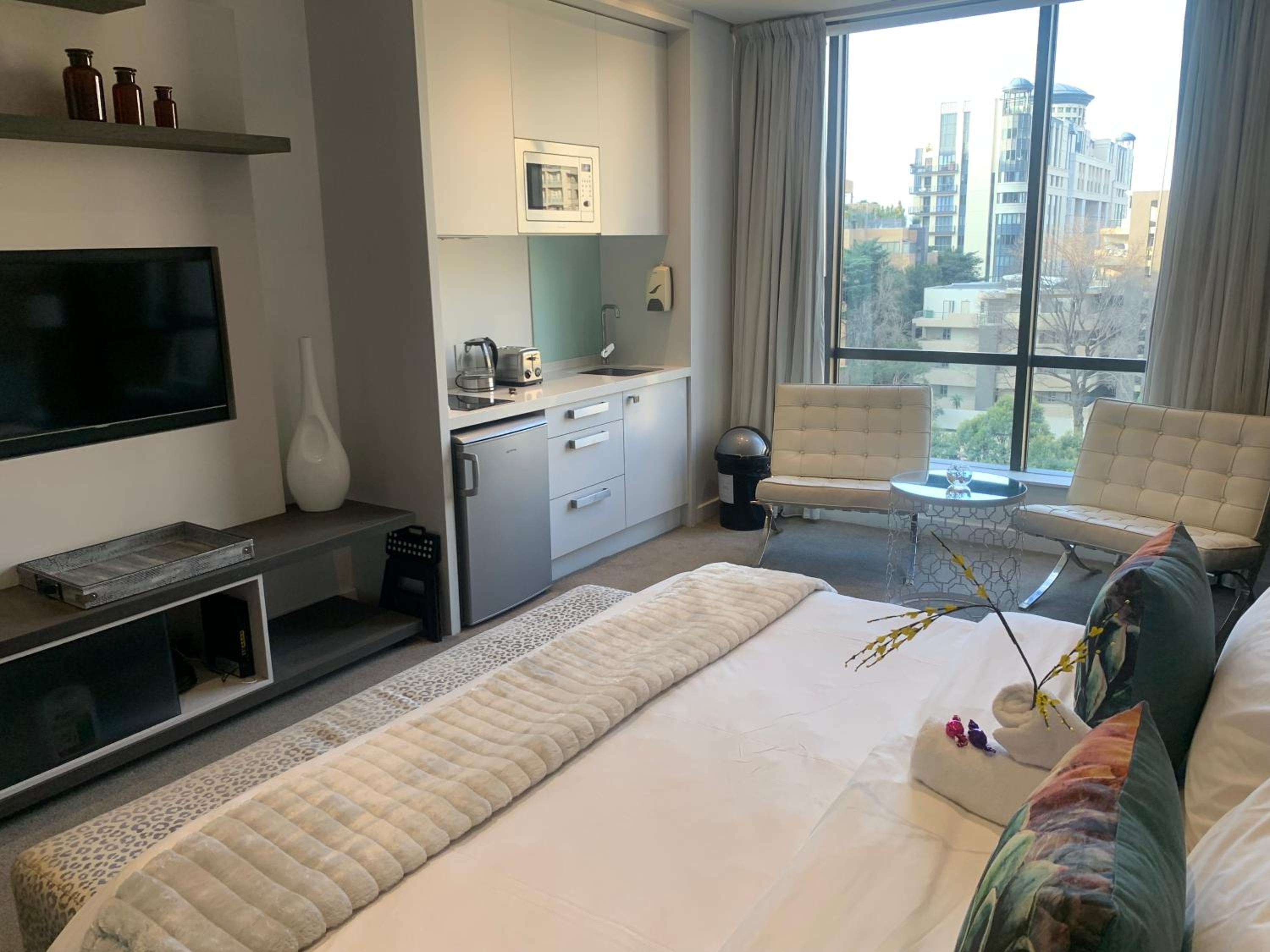 Sandton Skye Stylish Apartment free WIFI & Gym