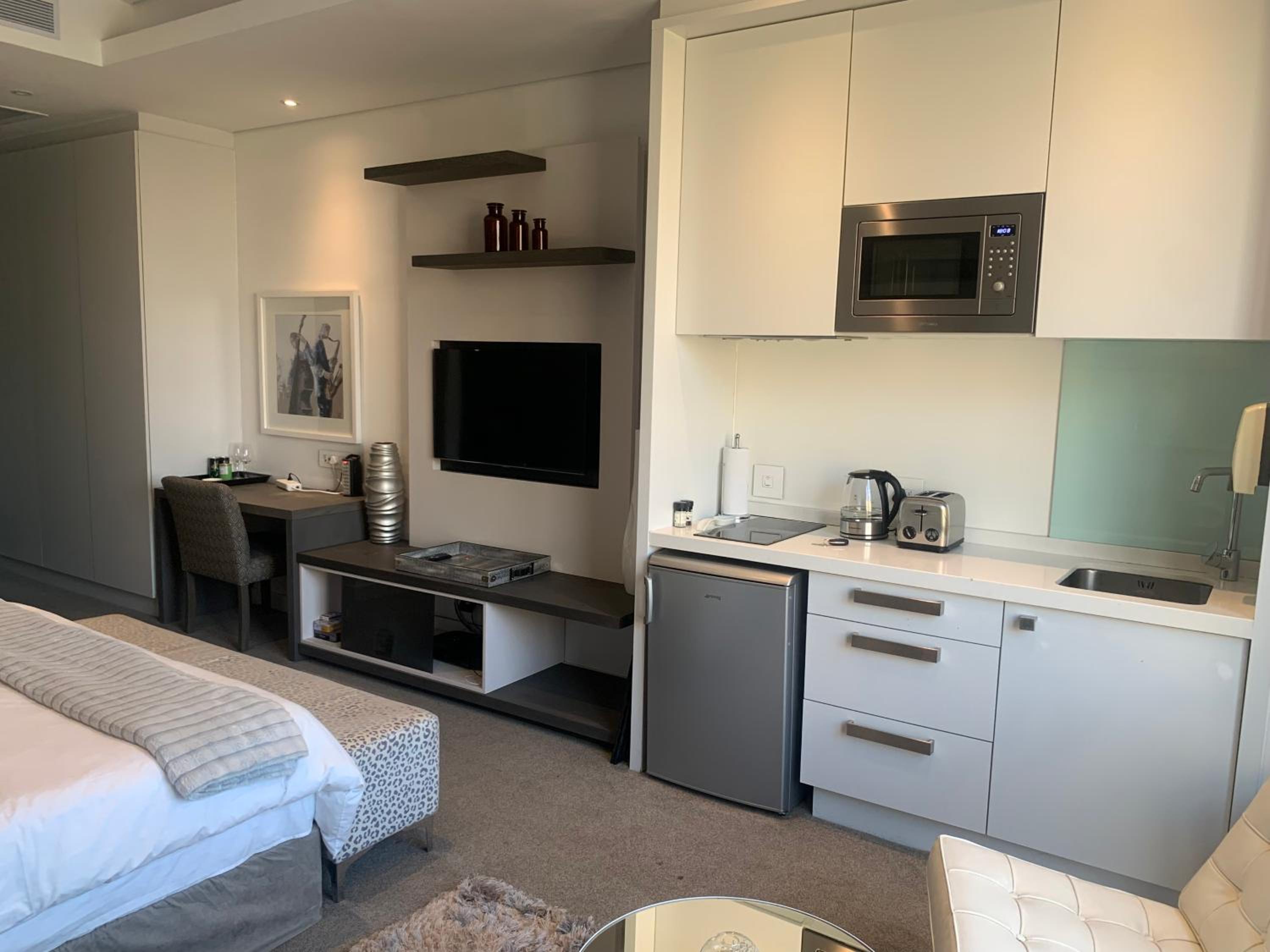 Sandton Skye Stylish Apartment free WIFI & Gym