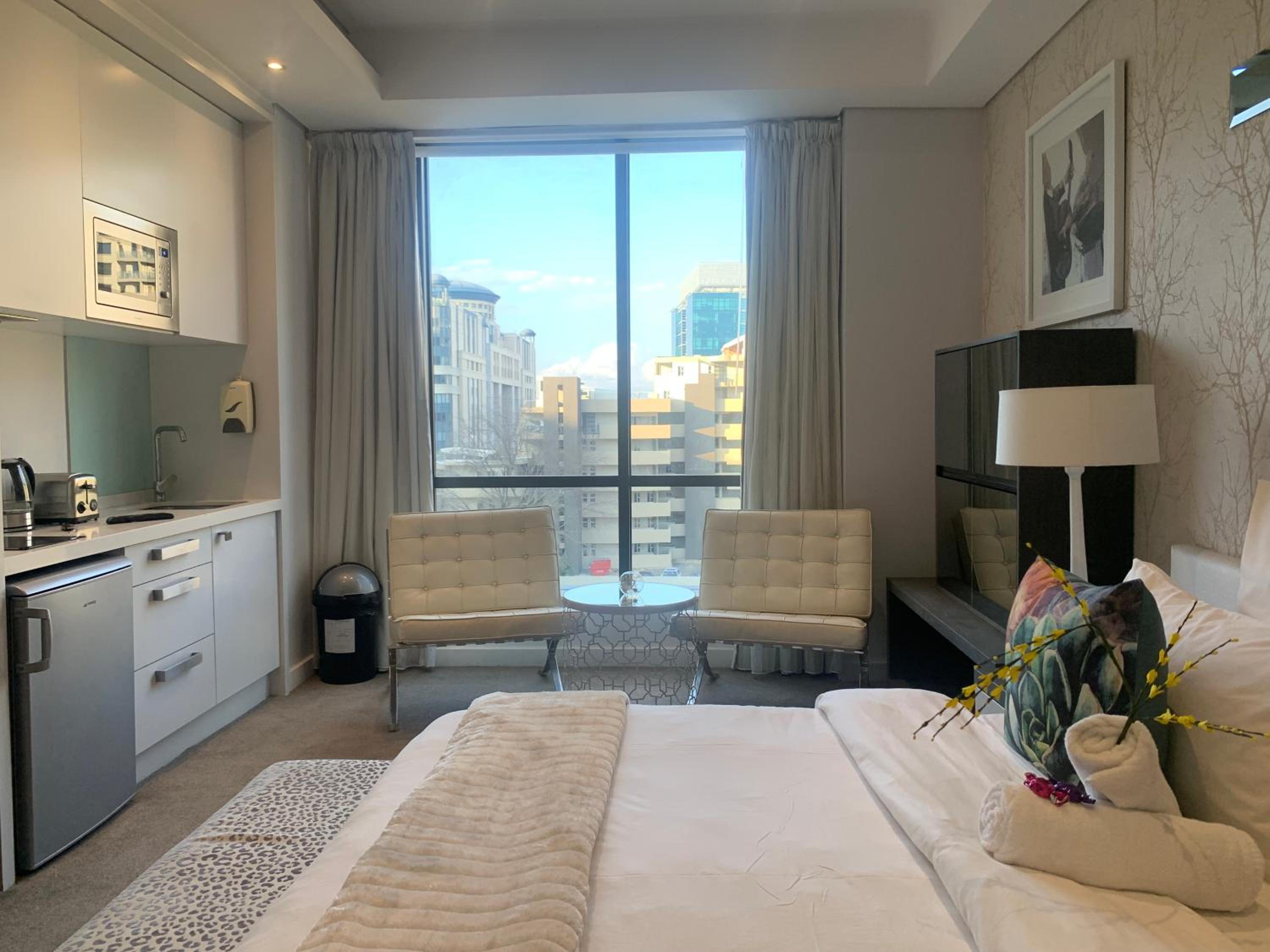 Sandton Skye Stylish Apartment free WIFI & Gym