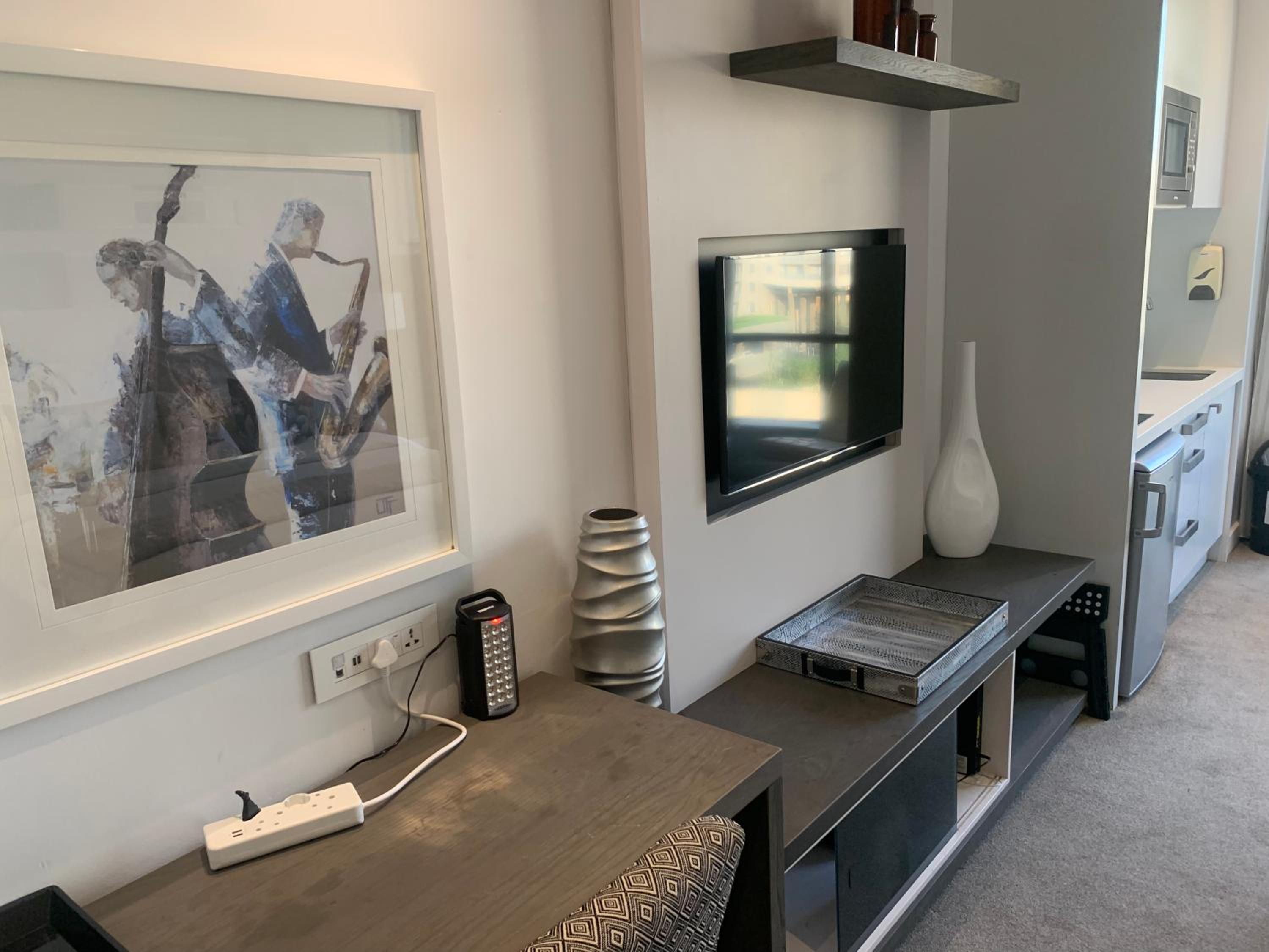 Sandton Skye Stylish Apartment free WIFI & Gym