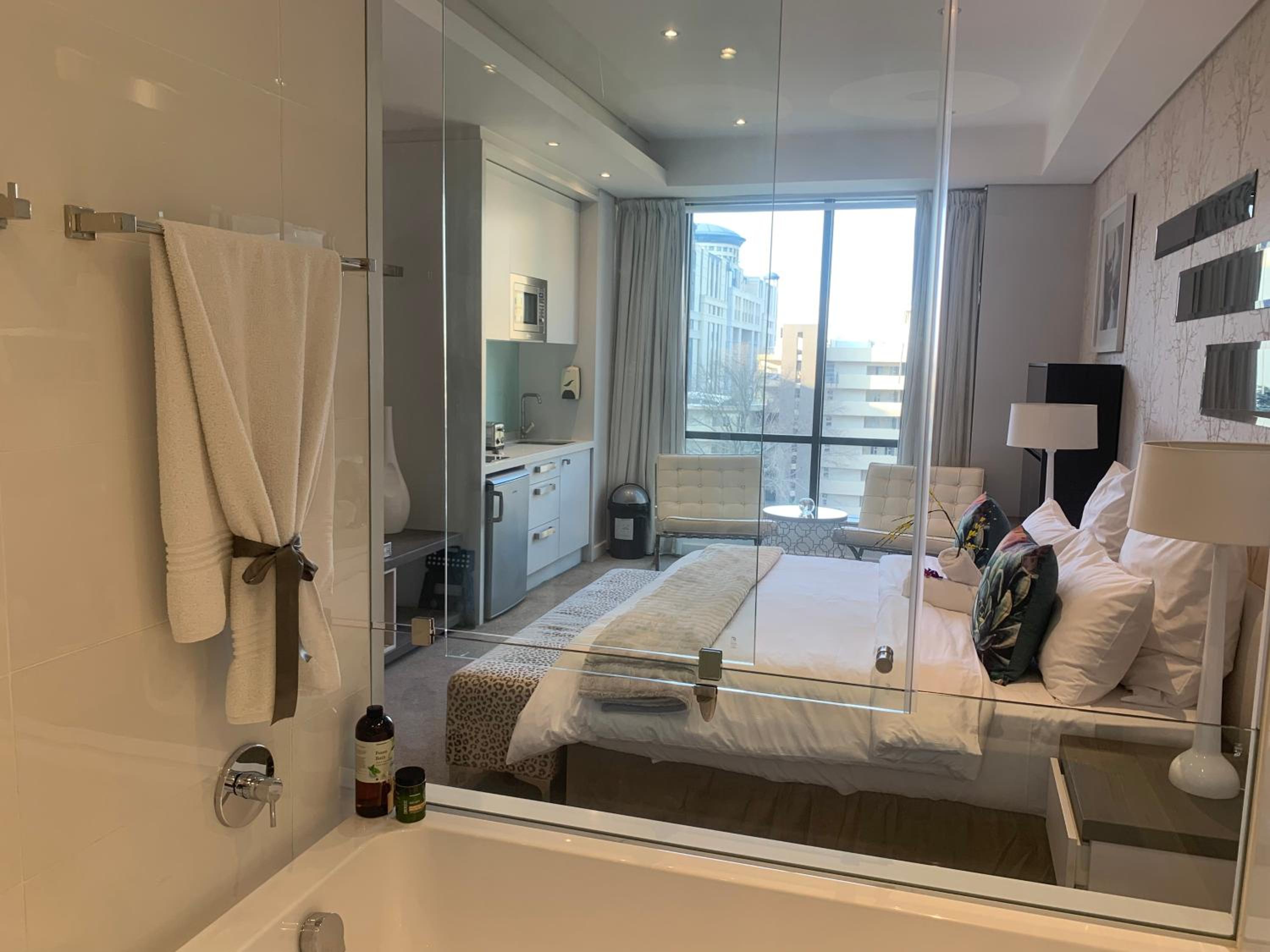 Sandton Skye Stylish Apartment free WIFI & Gym